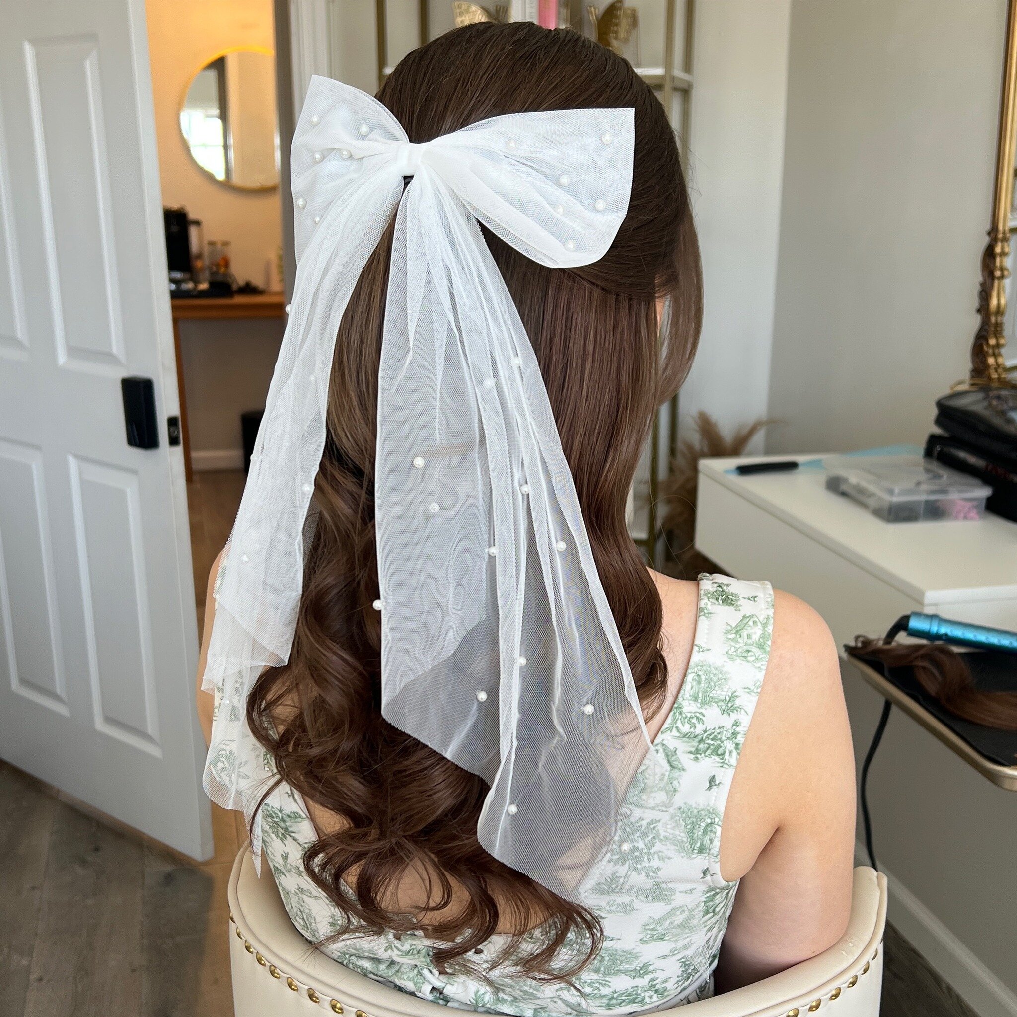 Modern coquette bow bridal style 
Hair by LYS Artist Azlin 
#themodernbride #bow #losangeleshairstylist #bridalartist #losangelesbridalmakeupartist