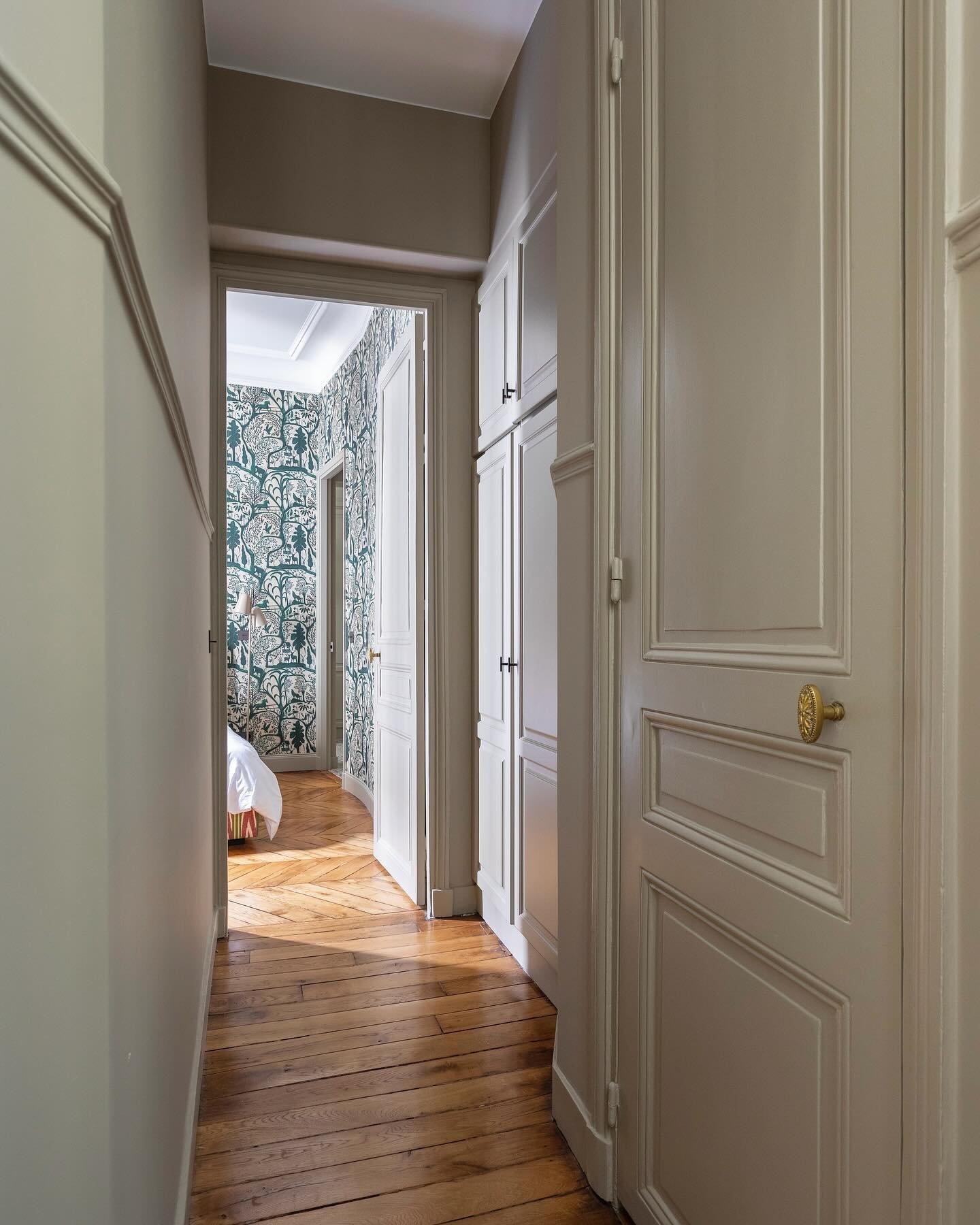 L&rsquo;espace couloir menant &agrave; la master bedroom de notre projet Marceau. Un bel haussmannien de caract&egrave;re situ&eacute; au pied des champs &eacute;lys&eacute;e.
&bull;
&bull;
📸 @olivierhallotphotographe 
👷🏻&zwj;♀️ @sarahbenhamou.int