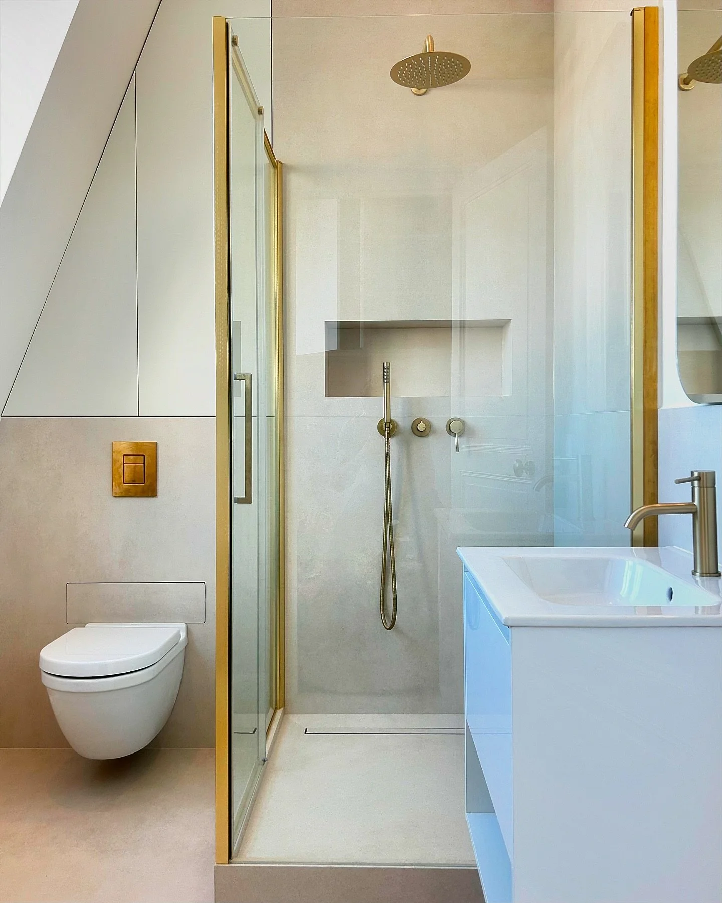 AVANT / APRES de la salle de bain invit&eacute; de notre projet Ternes, un appartement de 260m2 situ&eacute; au coeur du 17 eme arrondissement.
&bull;
&bull;
👷🏻&zwj;♀️ @katzstudio.architecture 
&bull;
&bull;
#renovation #renovations #renovationmais