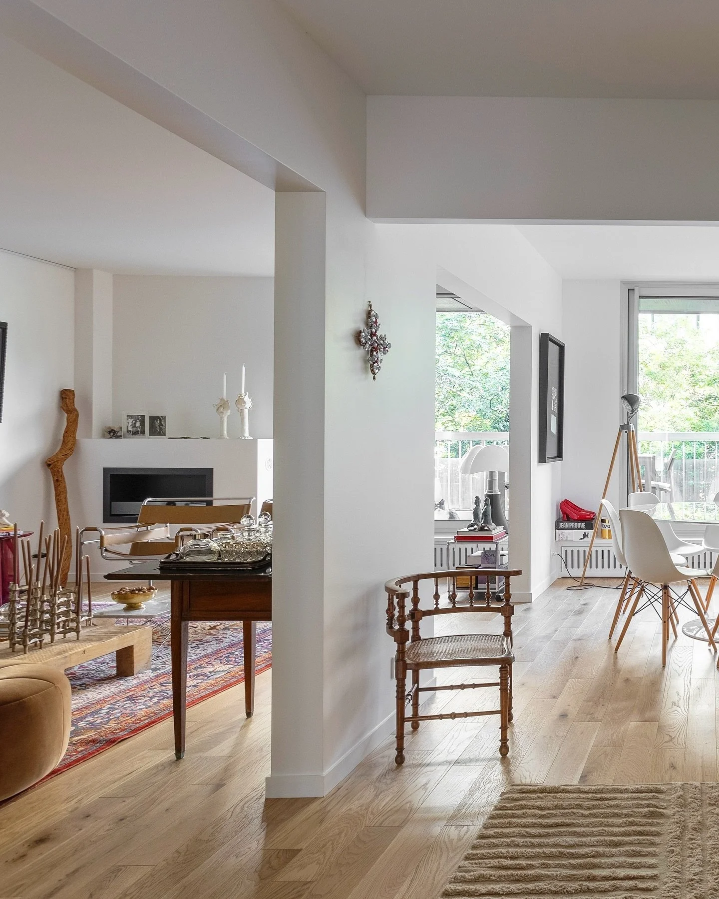 AVANT / APRES de l&rsquo;espace salon de notre projet Beaus&eacute;jour, un appartement de 140m2 situ&eacute; au coeur du 16 eme arrondissement.
&bull;
&bull;
📸 @olivierhallot 
👷🏻&zwj;♀️ @sarahbenhamou.interior 
&bull;
&bull;
#renovation #renovati
