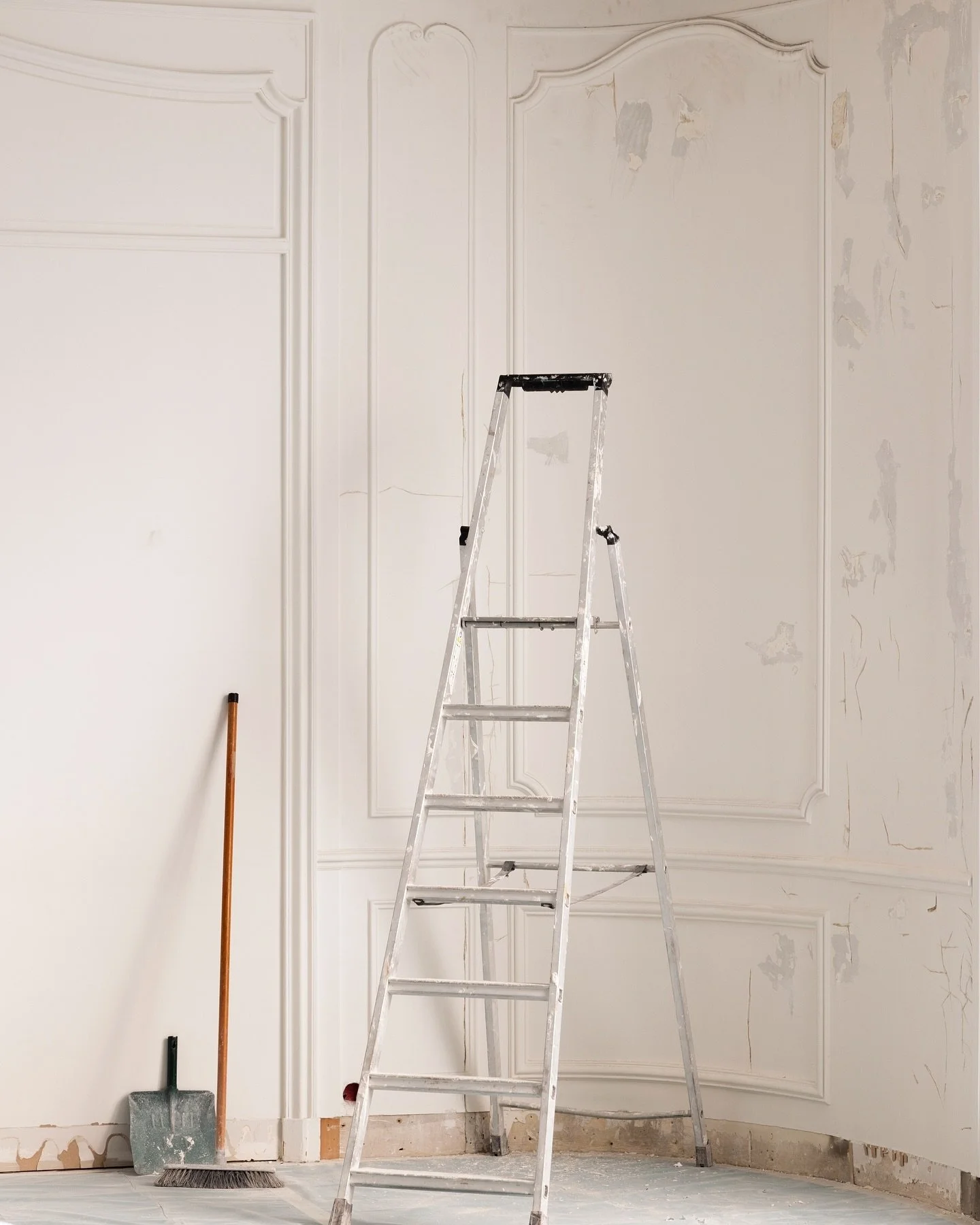 Nouveau projet ! R&eacute;novation compl&egrave;te de ce bel Haussmannien de 140 m2 situ&eacute; au coeur du 16 eme arrondissement de Paris. C&rsquo;est parti pour 5 mois ! Suivez l&rsquo;&eacute;volution en story !!
&bull;
&bull;
👷🏻&zwj;♀️ @audrey