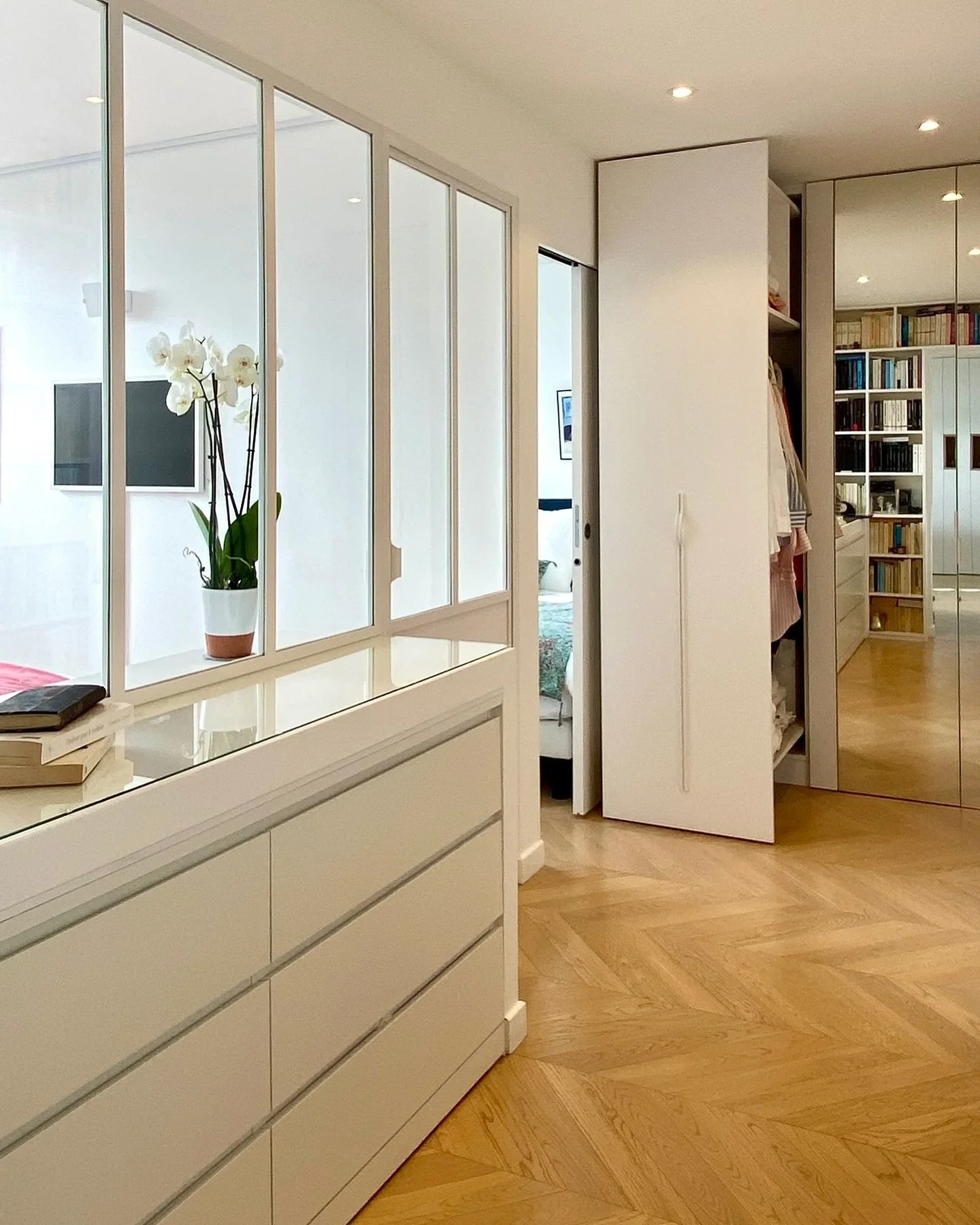AVANT / APRES du d&eacute;gagement de notre projet Alesia, un appartement de 70m2 situ&eacute; au coeur du 14eme arrondissement.
&bull;
&bull;
👷🏻&zwj;♀️ @mpdparchitecte 
&bull;
&bull;
#renovation #renovations #renovationmaison #renovationappartemen