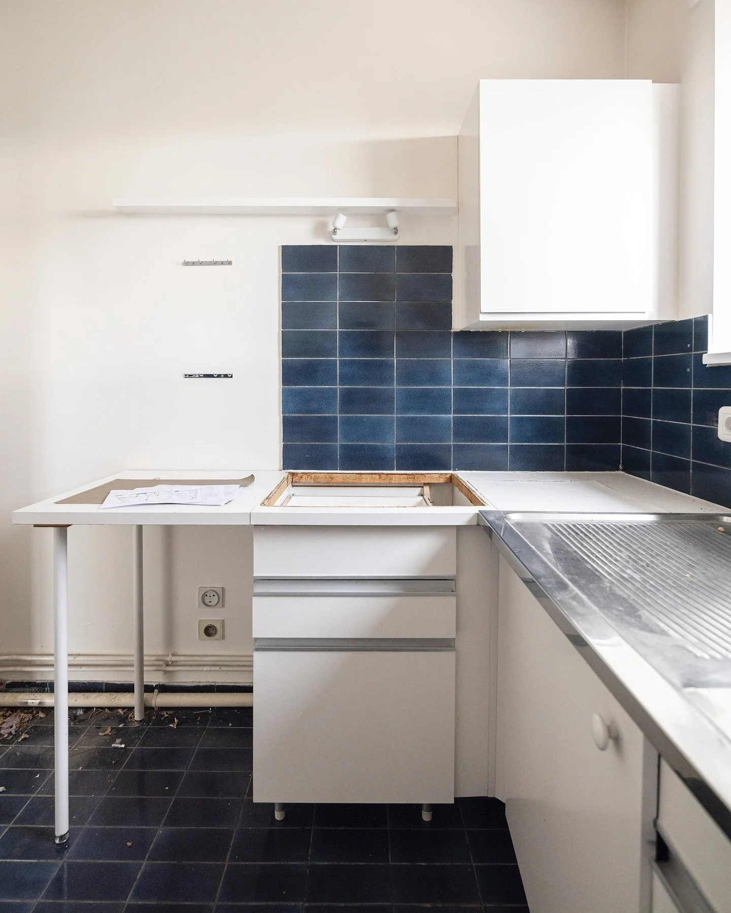 Nouveau projet !! R&eacute;novation compl&egrave;te d&rsquo;un appartement de 80 m2 situ&eacute; au coeur de Neuilly sur Seine. C&rsquo;est parti pour 4 mois ! Suivez l&rsquo;&eacute;volution en story !!
&bull;
&bull;
👷🏻&zwj;♀️ @sarahbenhamou.inter