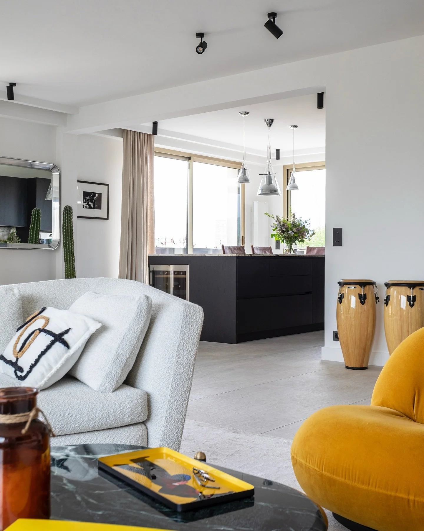 L&rsquo;espace salon / cuisine ouverte de notre projet Pierret, un appartement de 180 m2 situ&eacute; au coeur de Neuilly sur seine. 
&bull;
&bull;
📸 @olivierhallotphotographe 
👷🏻&zwj;♀️ @sarahbenhamou.interior 
&bull;
&bull;
#renovation #renovati