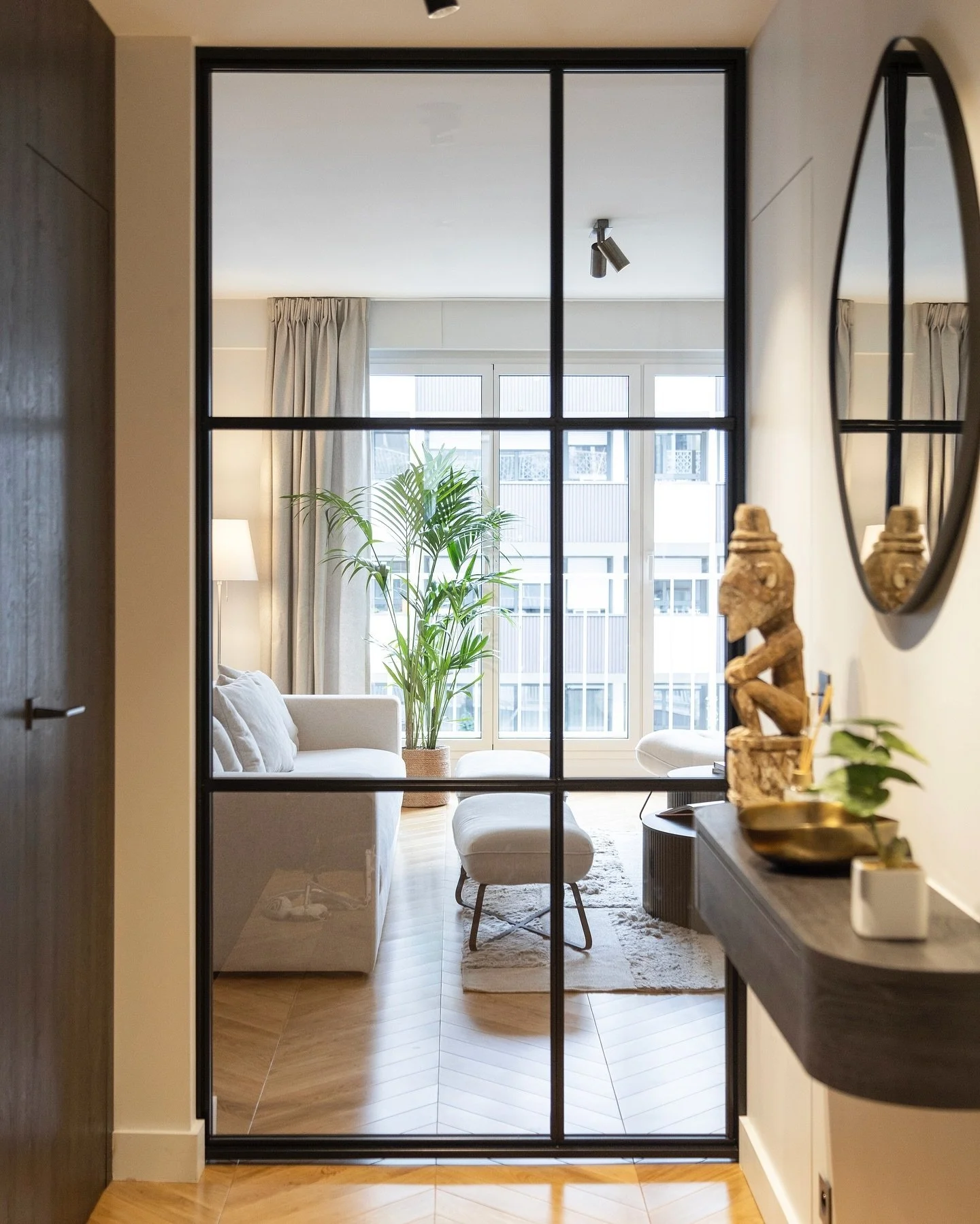 L&rsquo;entr&eacute;e et la verri&egrave;re &agrave; galandage de notre projet Cambronne, un appartement de 120 m2 situ&eacute; &agrave; deux pas de la Tour Eiffel. 
&bull;
&bull;
📸 @camillepayat 
👷🏻&zwj;♀️ @sarahbenhamou.interior 
&bull;
&bull;
#