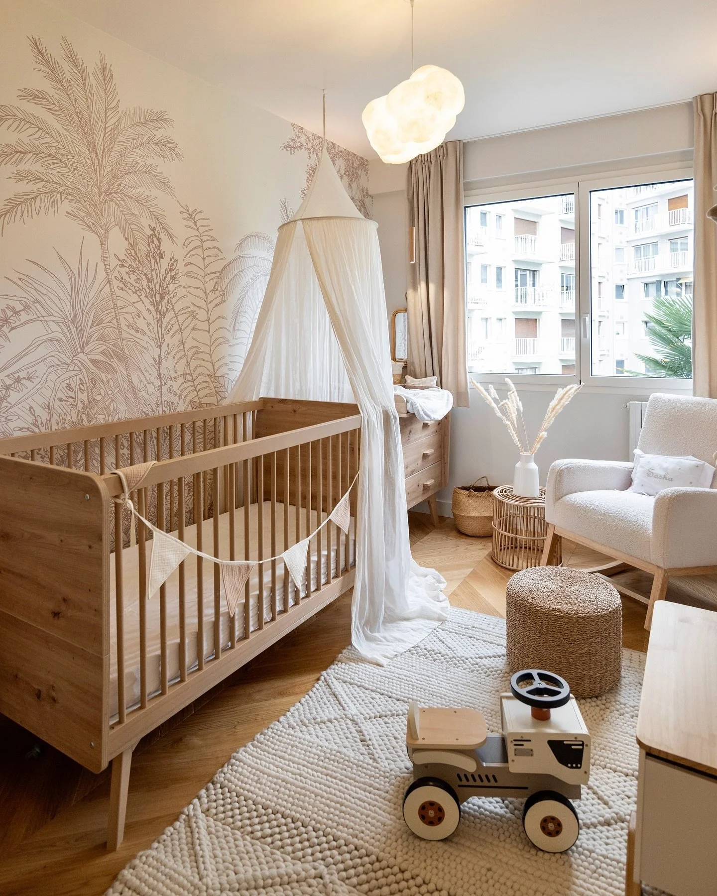 La chambre b&eacute;b&eacute; de notre projet Cambronne, un appartement de 120 m2 situ&eacute; &agrave; deux pas de la Tour Eiffel. 
&bull;
&bull;
📸 @camillepayat 
👷🏻&zwj;♀️ @sarahbenhamou.interior 
&bull;
&bull;
#renovation #renovations #renovati