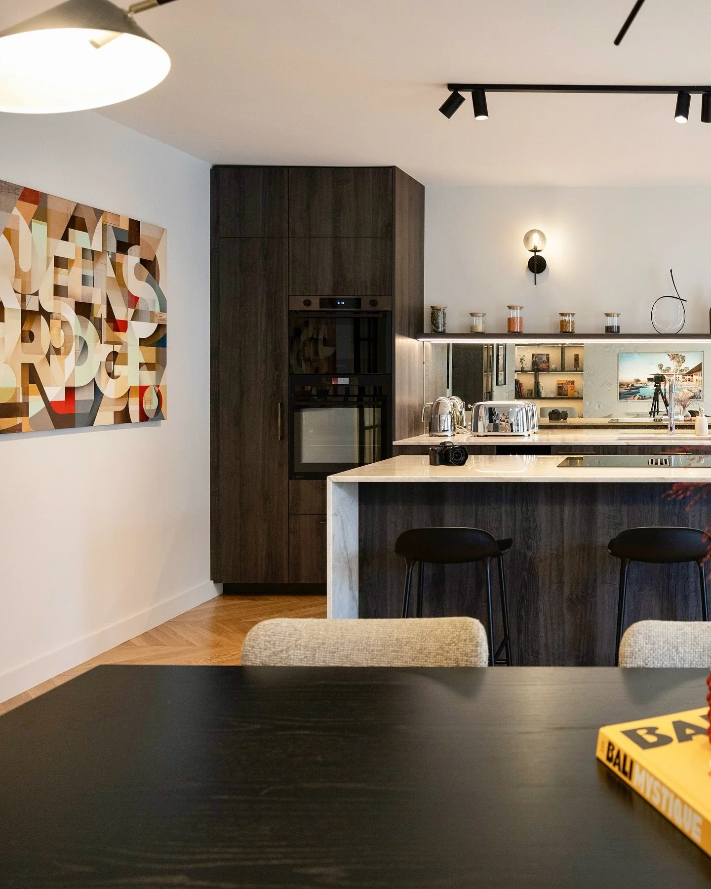 La cuisine ouverte de notre projet Cambronne, un appartement de 120 m2 situ&eacute; &agrave; deux pas de la Tour Eiffel. 
&bull;
&bull;
📸 @camillepayat 
👷🏻&zwj;♀️ @sarahbenhamou.interior 
&bull;
&bull;
#renovation #renovations #renovationmaison #r