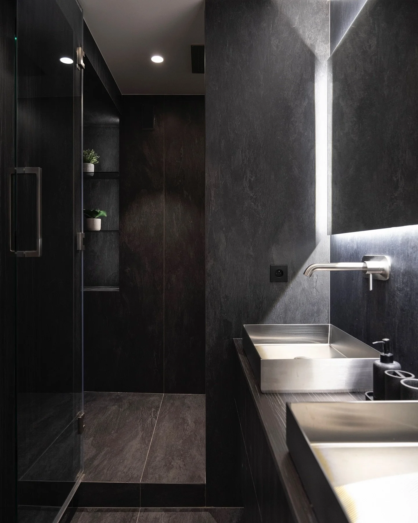 La salle de douche de notre projet Cambronne, un appartement de 120 m2 situ&eacute; &agrave; deux pas de la Tour Eiffel. 
&bull;
&bull;
📸 @camillepayat 
👷🏻&zwj;♀️ @sarahbenhamou.interior 
&bull;
&bull;
#renovation #renovations #renovationmaison #r