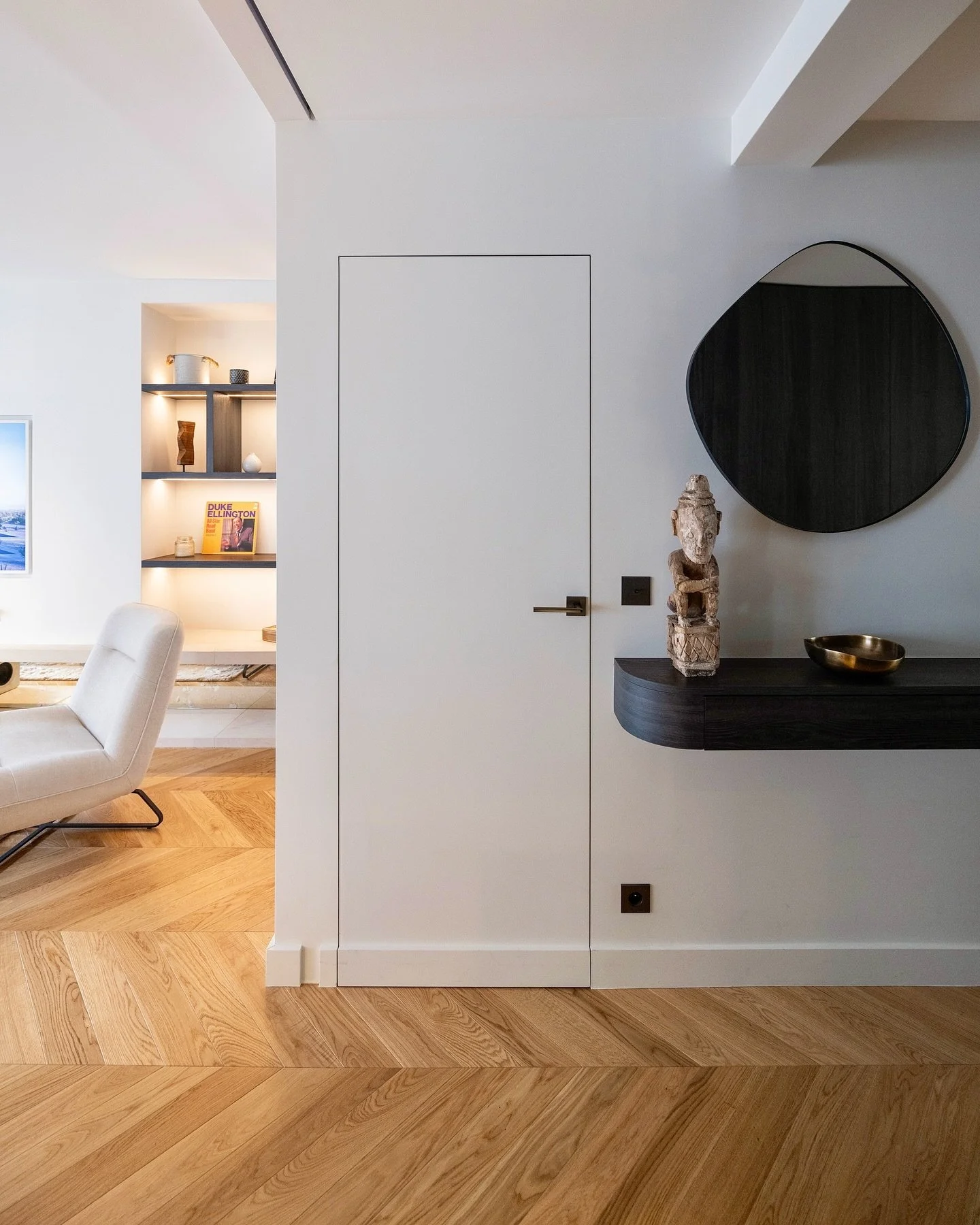 L&rsquo;entr&eacute;e de notre projet Cambronne, un appartement de 120 m2 situ&eacute; &agrave; deux pas de la Tour Eiffel. 
&bull;
&bull;
📸 @camillepayat 
👷🏻&zwj;♀️ @sarahbenhamou.interior 
&bull;
&bull;
#renovation #renovations #renovationmaison