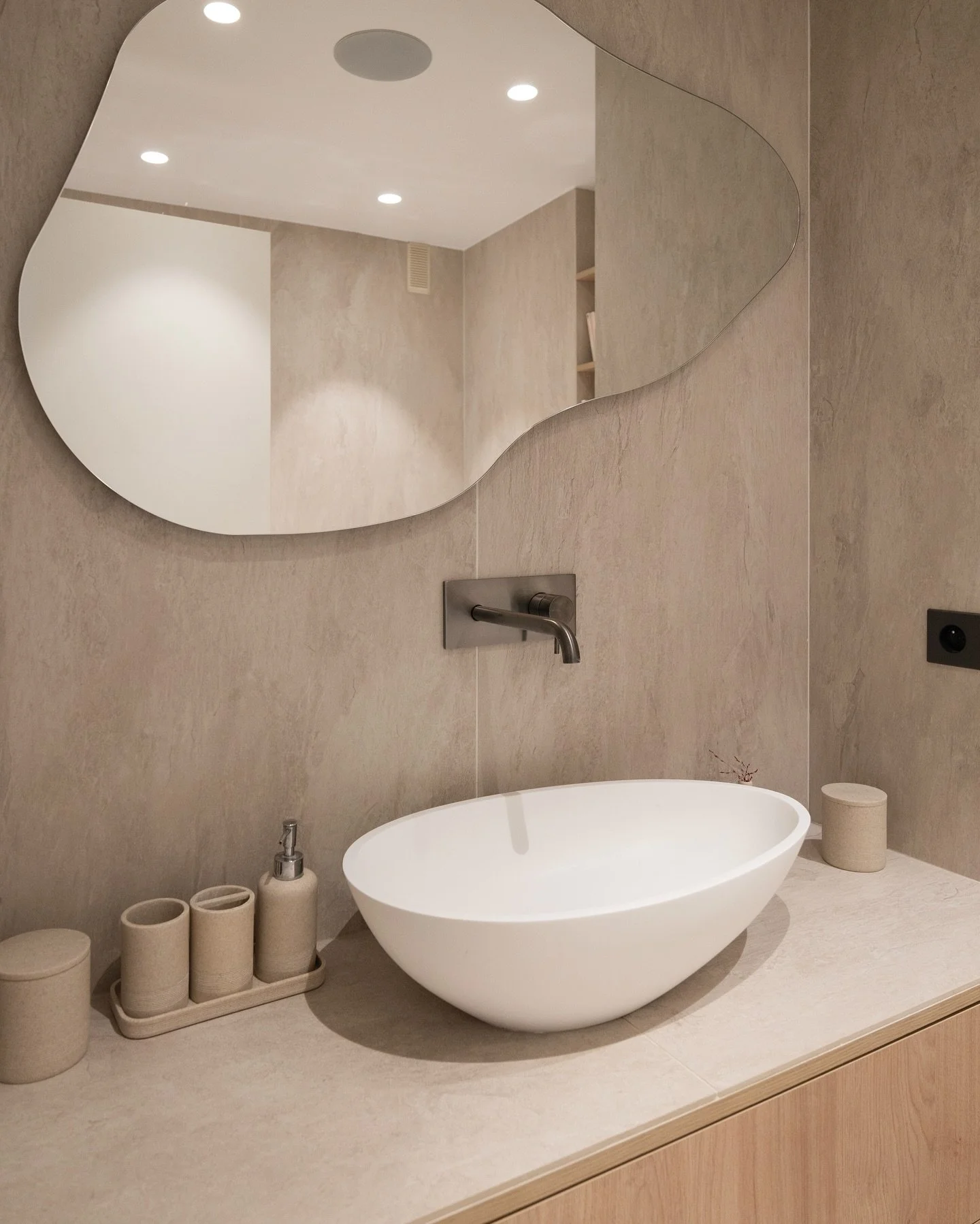 Gr&acirc;ce au savoir-faire de nos artisans, nous donnons vie aux id&eacute;es de vos architectes et designers pour transformer vos espaces avec soin et pr&eacute;cision.

 #interiordesignparis #renovationappartement 
#architectedinterieur #design