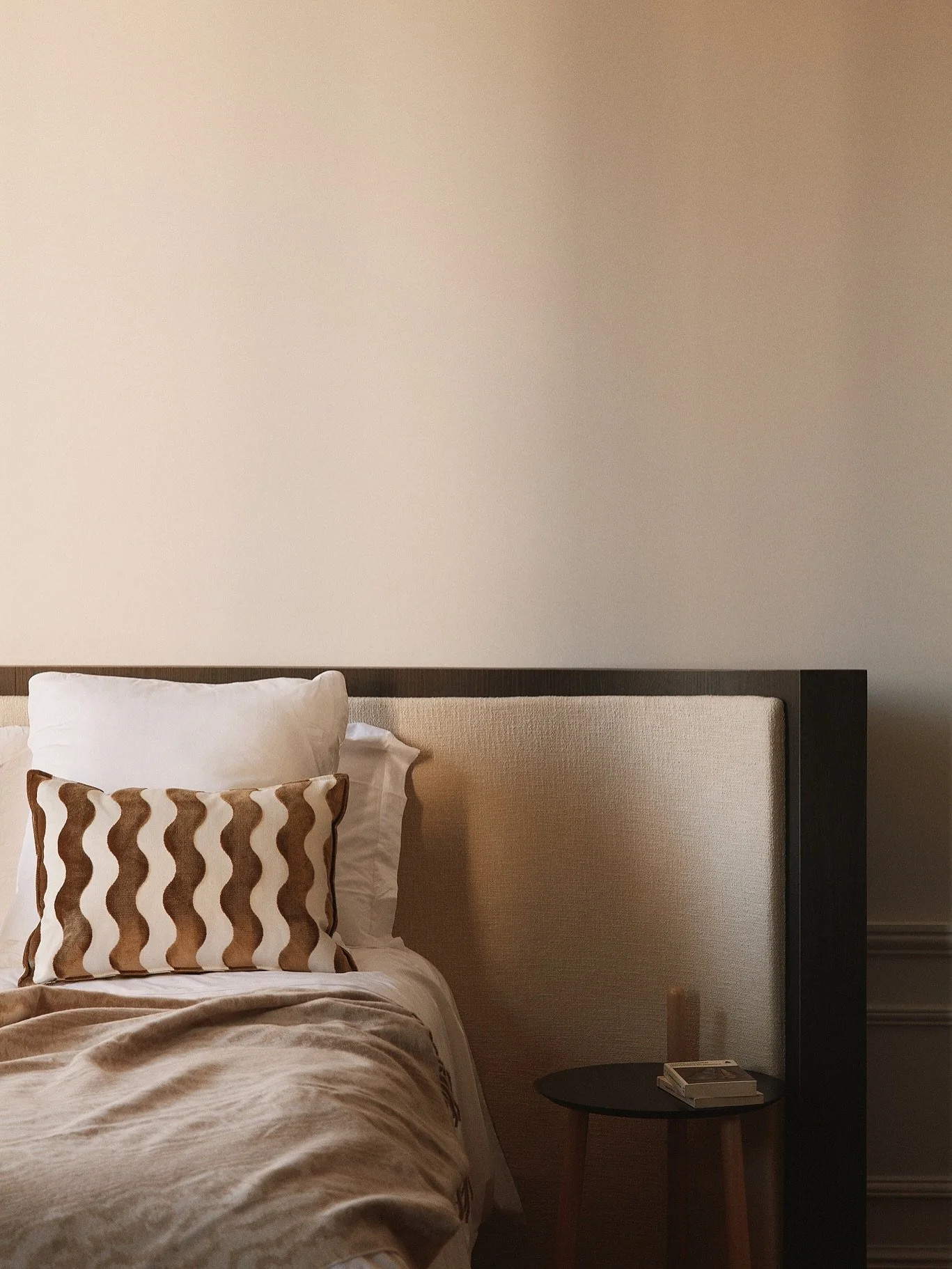 Lignes sobres et mati&egrave;res brutes pour cette chambre du projet Passy. Une t&ecirc;te de lit sur mesure en noyer et tissu textur&eacute; structure l&rsquo;espace. R&eacute;alisation : Aurelia R&eacute;novation, architecture int&eacute;rieure : @