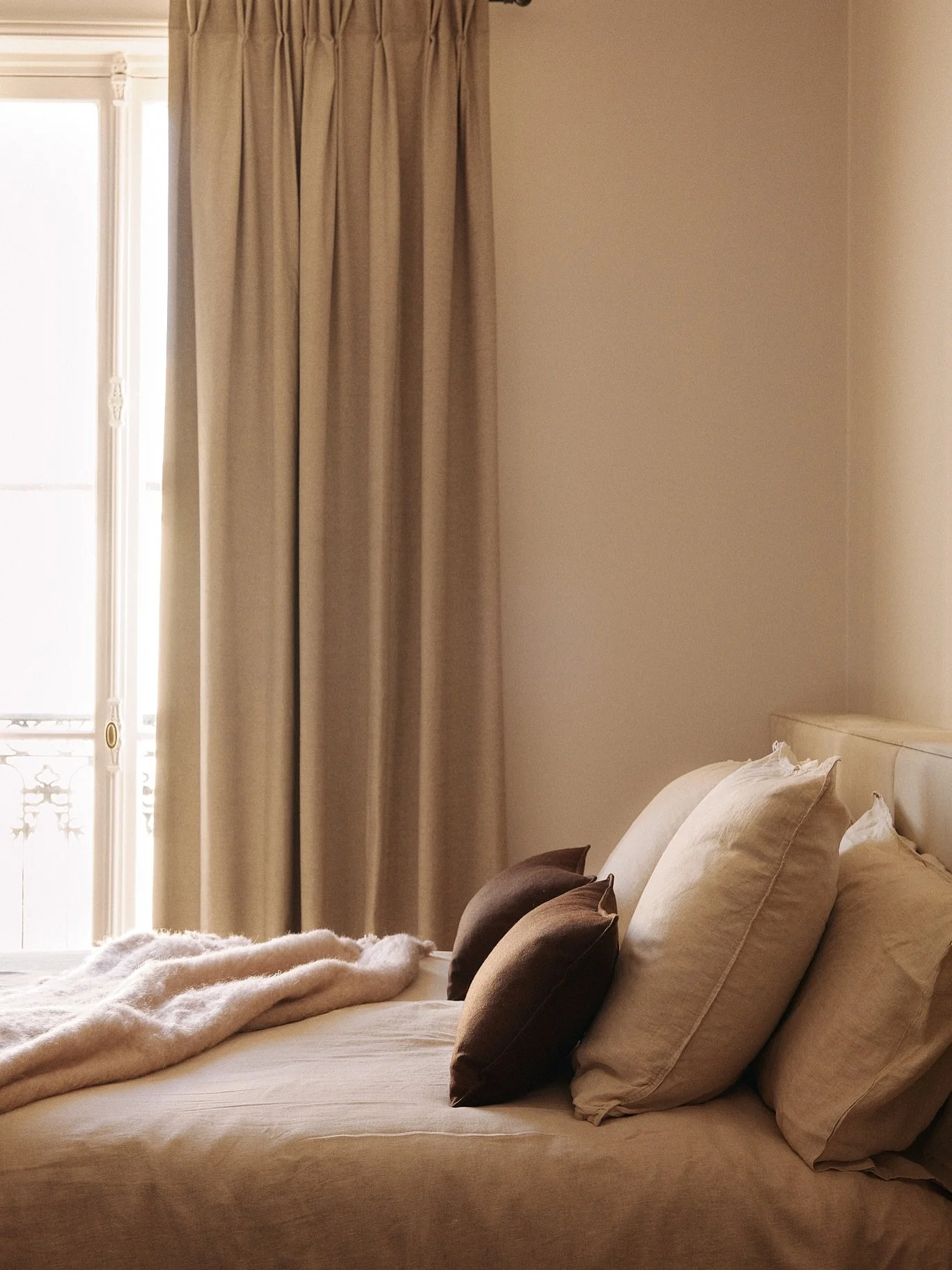 Les deux chambres du projet Passy conjuguent calme, &eacute;l&eacute;gance et confort: t&ecirc;tes de lit en cuir, menuiseries int&eacute;gr&eacute;es, jeux de textures.

📷: @oracle_paris

#R&eacute;novationAppartement #ChambreSurMesure #MenuiserieI