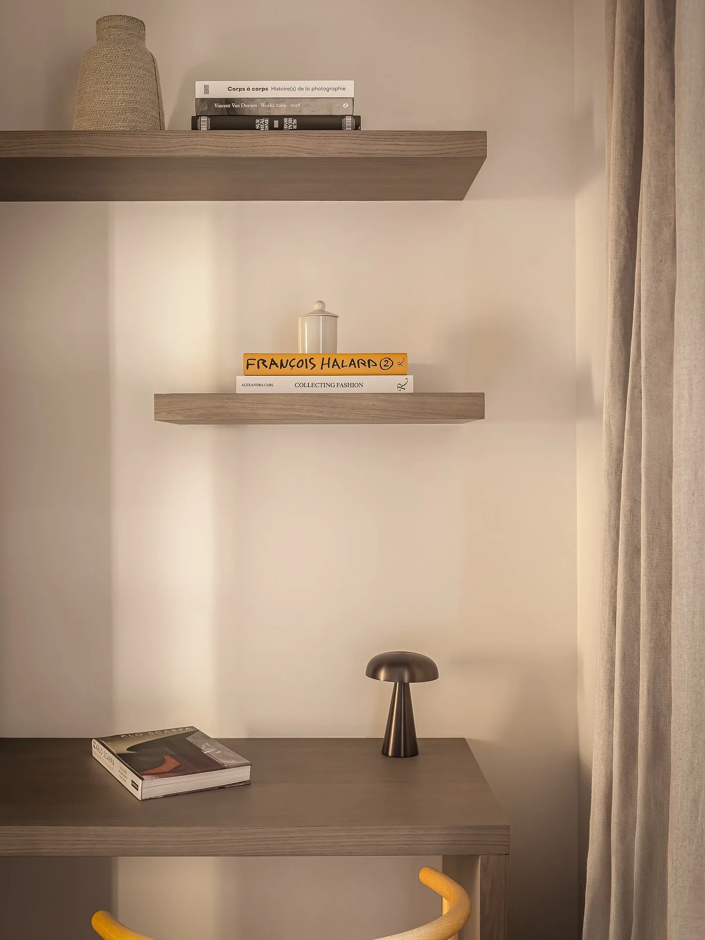 Un espace bureau int&eacute;gr&eacute; pens&eacute; comme une alc&ocirc;ve discr&egrave;te dans la chambre du projet Vignon, imagin&eacute; par @katzstudio.architecture et r&eacute;alis&eacute; par Aurelia R&eacute;novation. Mati&egrave;res sobres, r
