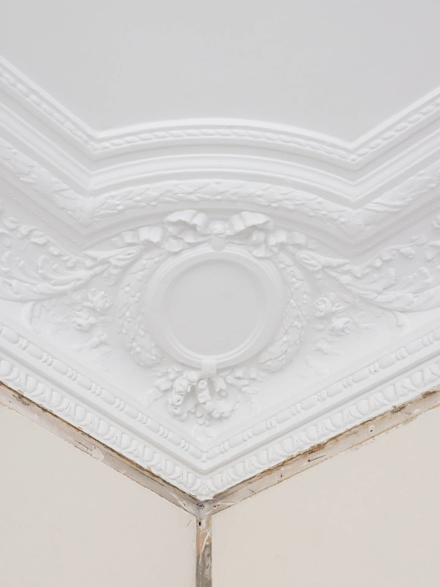 Redonner toute leur noblesse aux &eacute;l&eacute;ments anciens.
Sur ce chantier en cours dans le 7e arrondissement de Paris, nos &eacute;quipes restaurent avec pr&eacute;cision corniches et moulures d&rsquo;origine, tout en pr&eacute;parant les volu