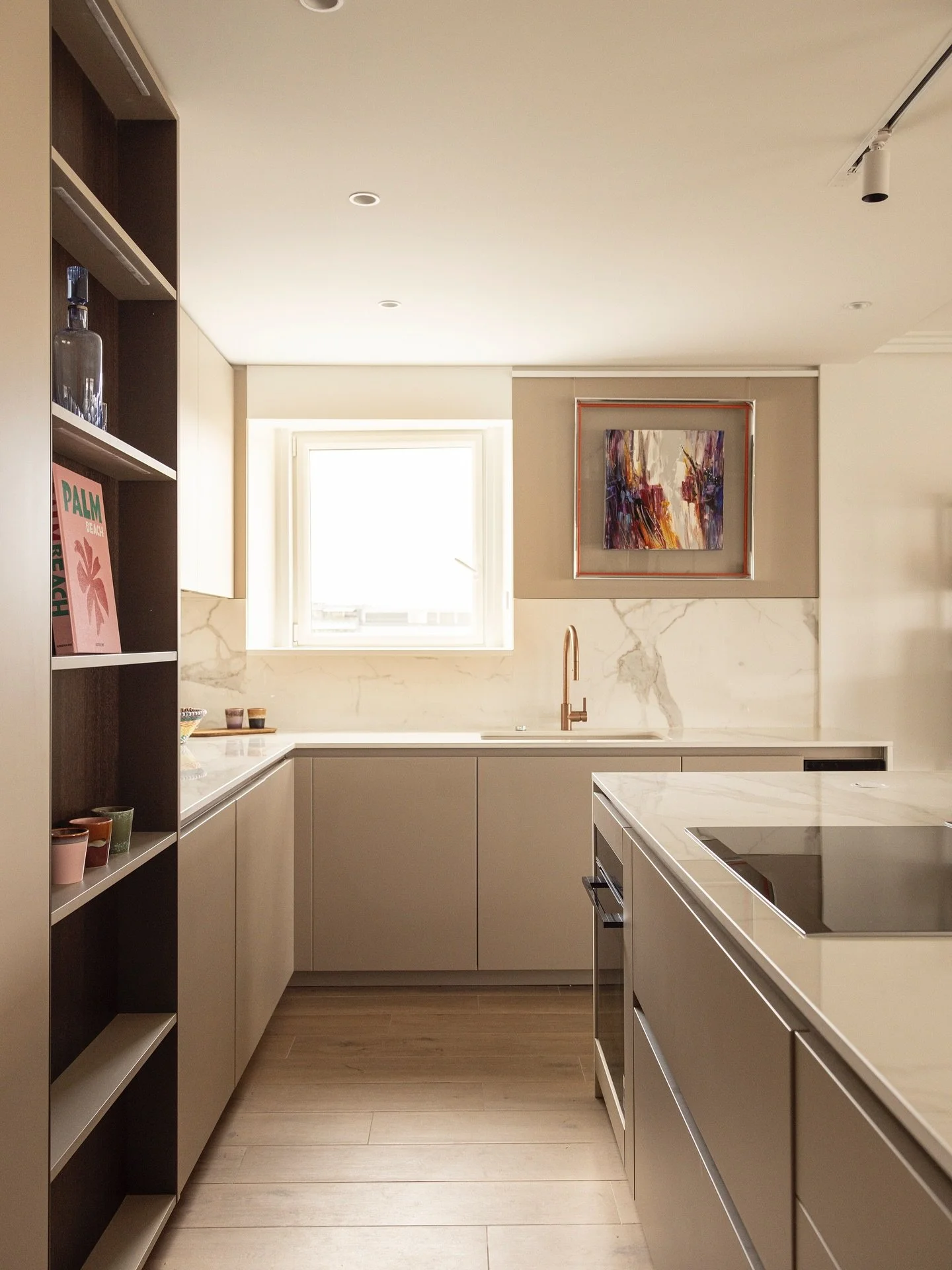 Nouveau projet livr&eacute;e &agrave; Neuilly !
Un bel exemple de transformation compl&egrave;te pour ce 70 m&sup2;.
Projet imagin&eacute; par @sarahbenhamou.interior et r&eacute;alis&eacute; par @aurelia_renovation .

#R&eacute;novationParis #Neuill