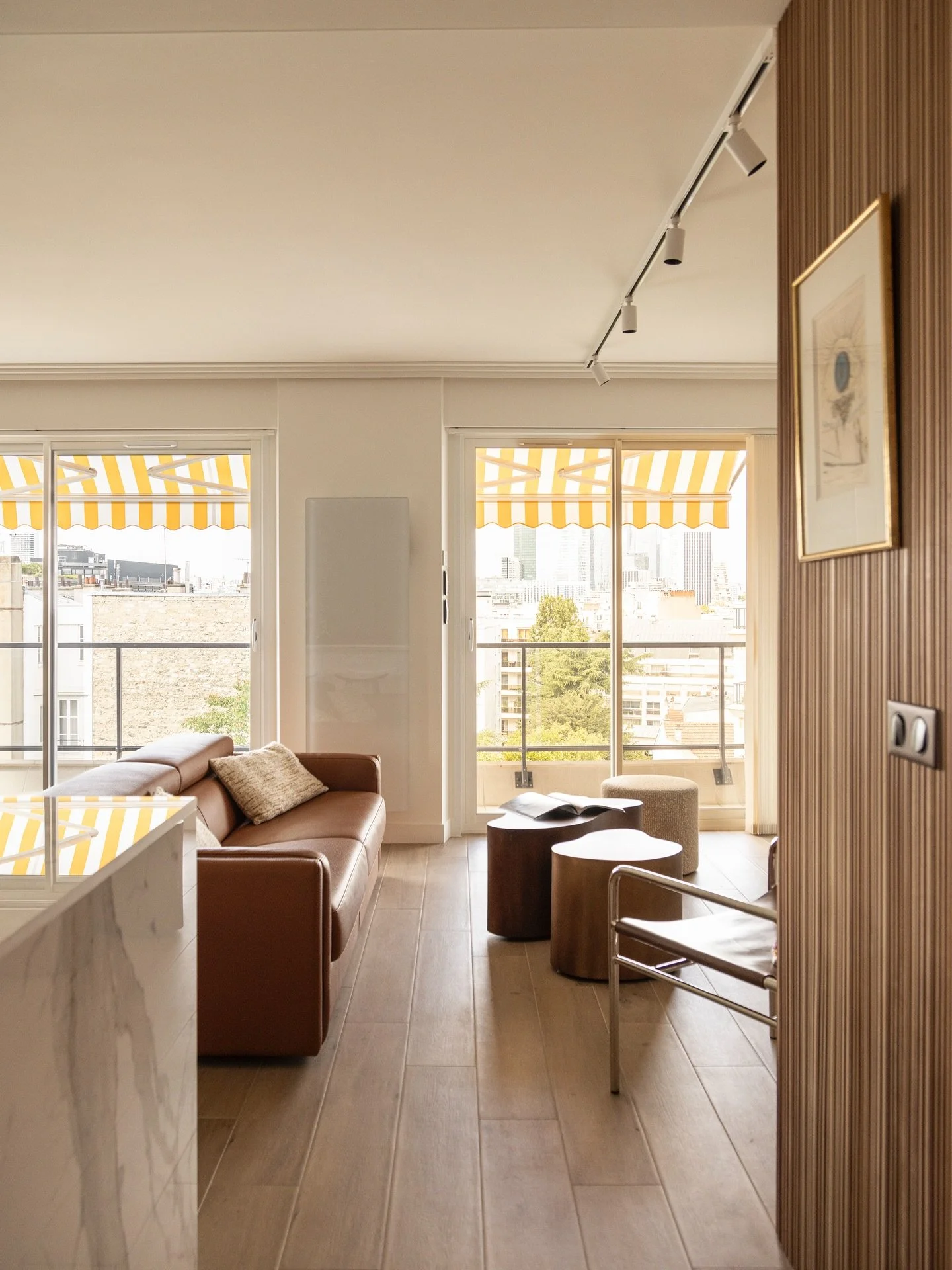 Nouvelle vie pour ce salon &agrave; Neuilly.
Un appartement de 70 m&sup2; repens&eacute; de A &agrave; Z : lumi&egrave;re naturelle, d&eacute;tails sur-mesure et ambiance apaisante.
Projet Achille Peretti, imagin&eacute; par @sarahbenhamou.interior ,