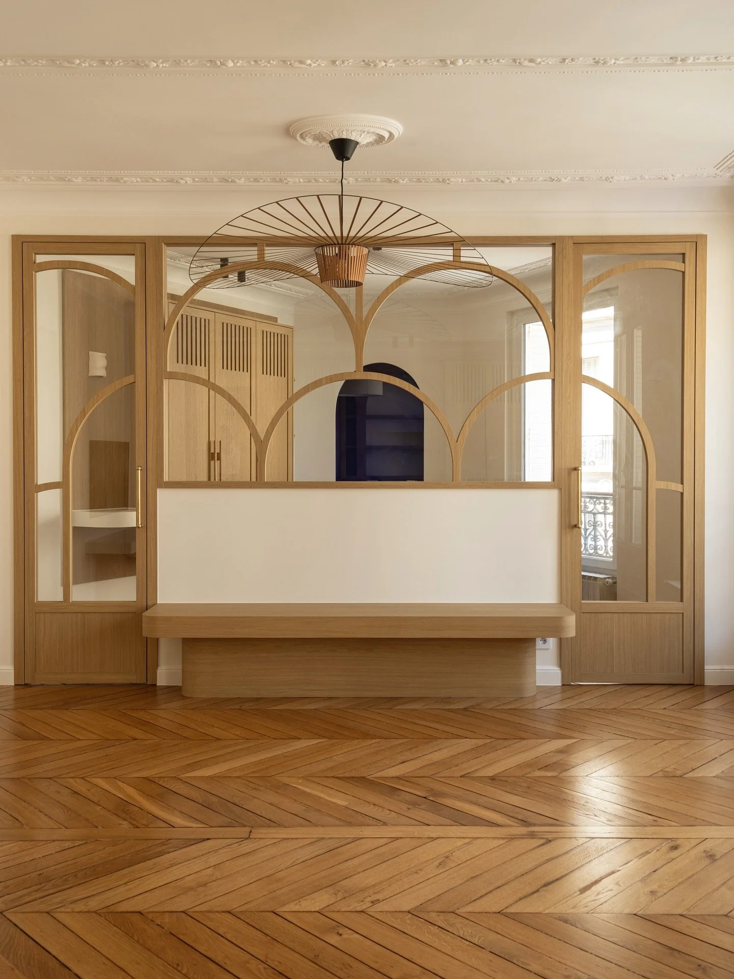 Une verri&egrave;re sur-mesure en ch&ecirc;ne qui structure l&rsquo;espace et dialogue avec les lignes du mobilier.
Un jeu d&rsquo;arcs pens&eacute; dans les moindres d&eacute;tails.
Projet L&eacute;on Cognet &mdash; 127 m&sup2; &agrave; Paris 17, im