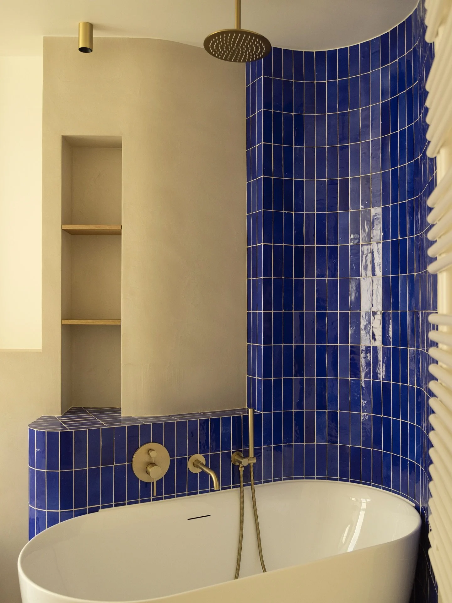 Le bleu profond comme point d&rsquo;ancrage.
Un jeu de courbes et de textures pour une salle de bain sculpturale.
Projet L&eacute;on Cognet &mdash; 127 m&sup2; &agrave; Paris 17, imagin&eacute; par @cactusarchitecture et r&eacute;alis&eacute; par @au