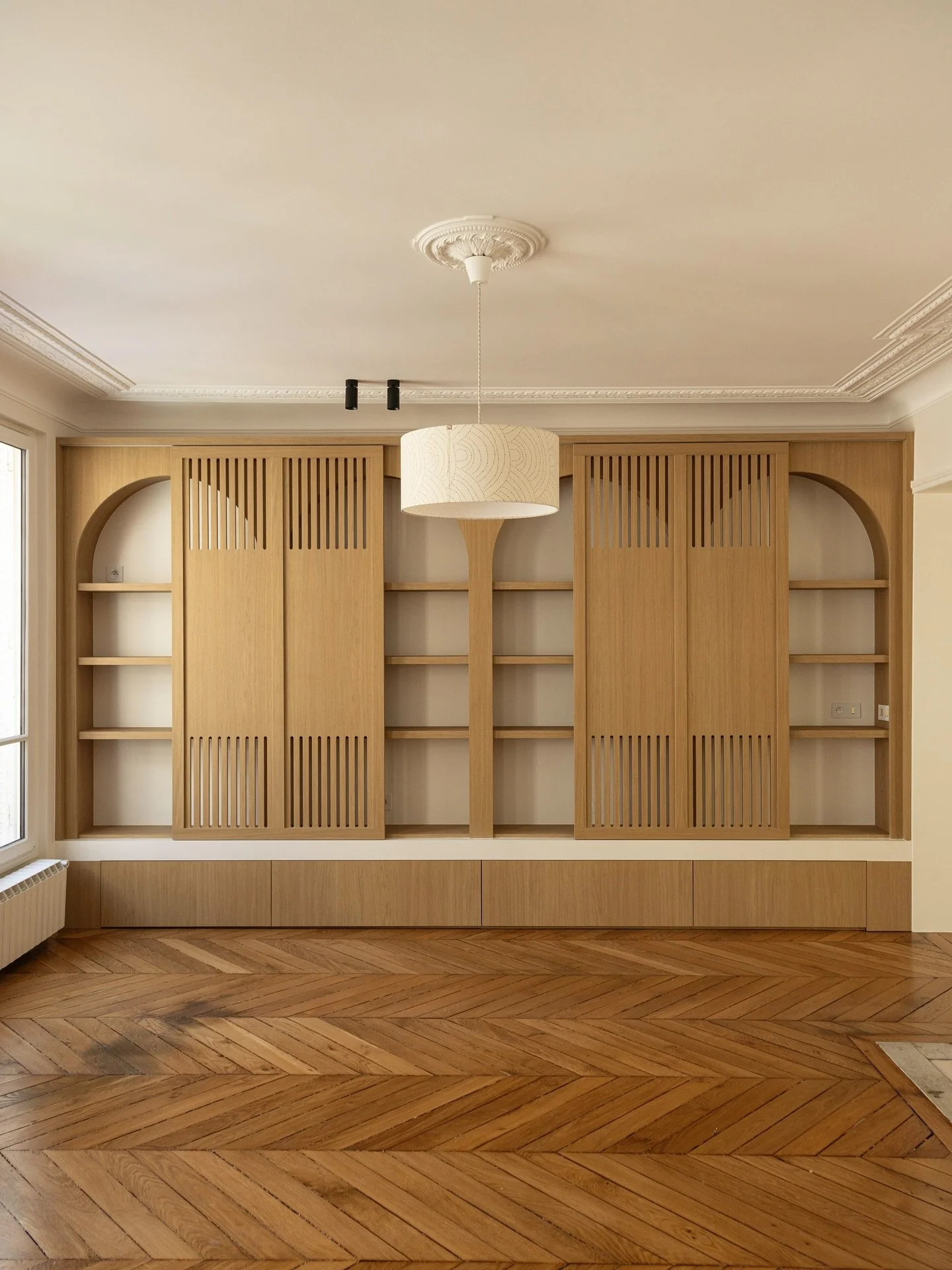 Avant / Apr&egrave;s &mdash; une pi&egrave;ce transform&eacute;e.
Biblioth&egrave;que sur mesure, lignes arrondies, rythme graphique et boiserie pleine hauteur pour structurer l&rsquo;espace.
Projet L&eacute;on Cognet &mdash; 127 m&sup2; &agrave; Par
