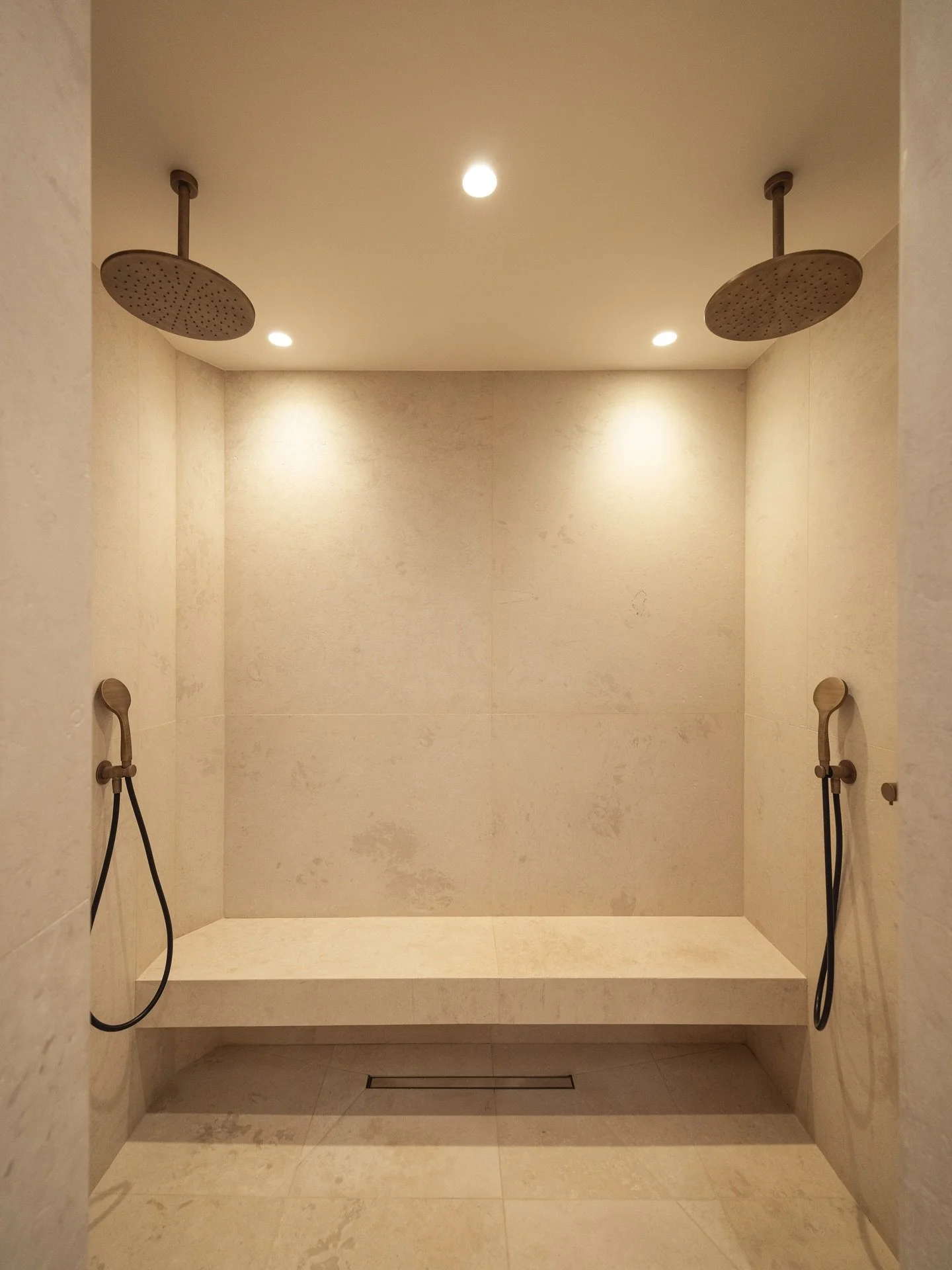 Projet Neuilly: 
Un travail de pr&eacute;cision jusque dans les moindres d&eacute;tails.
Douche double, banc en pierre sur-mesure et robinetterie encastr&eacute;e.

#SalleDeBain #R&eacute;novationInt&eacute;rieure #savoirfaire