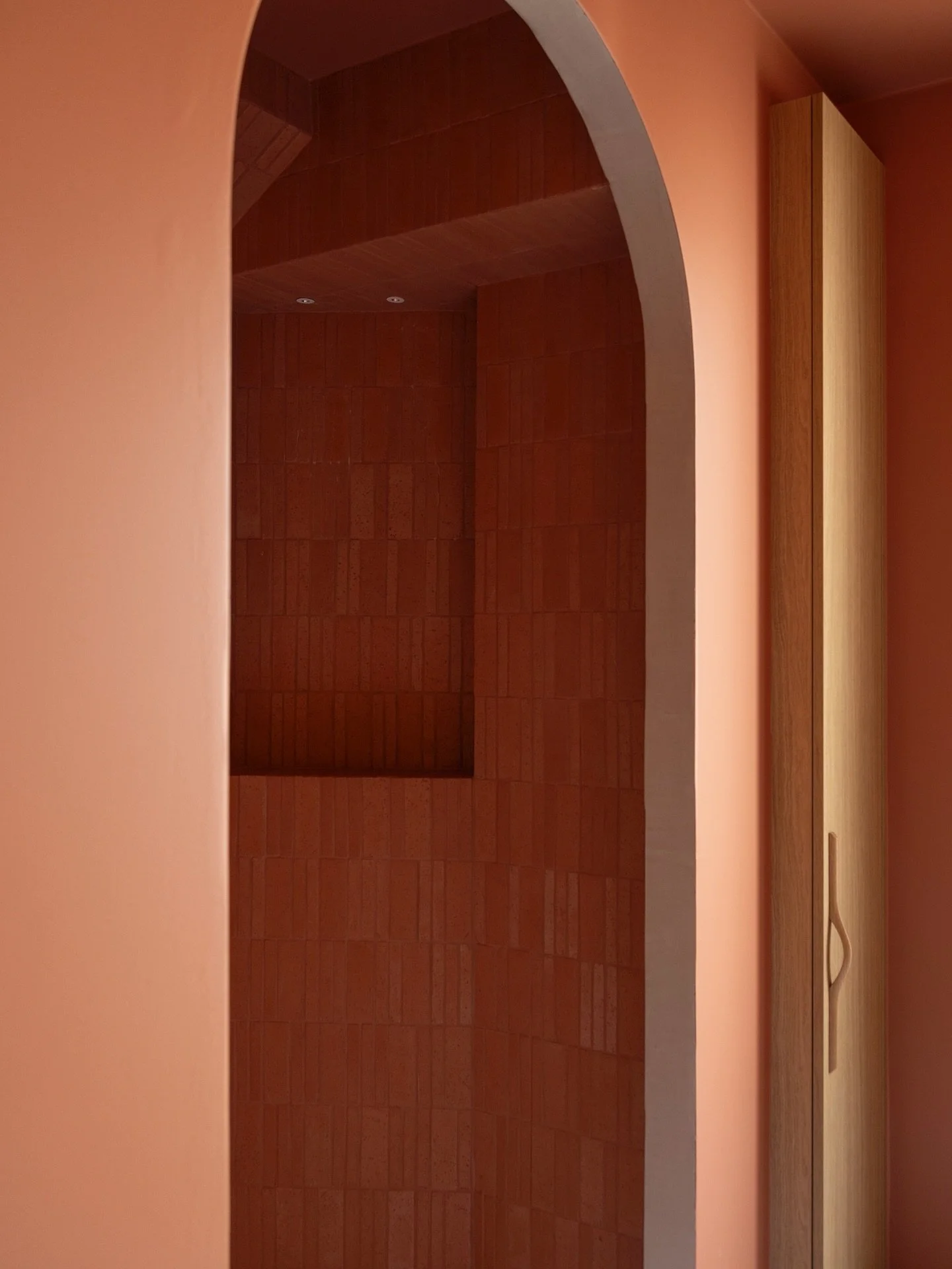 Dans cet appartement de notre projet L&eacute;on Cogniet, l&rsquo;arche devient un vrai fil conducteur.
Douche, niches, menuiseries et toilettes : tout a &eacute;t&eacute; repens&eacute; sur-mesure avec @cactusarchitecture et r&eacute;alis&eacute; pa