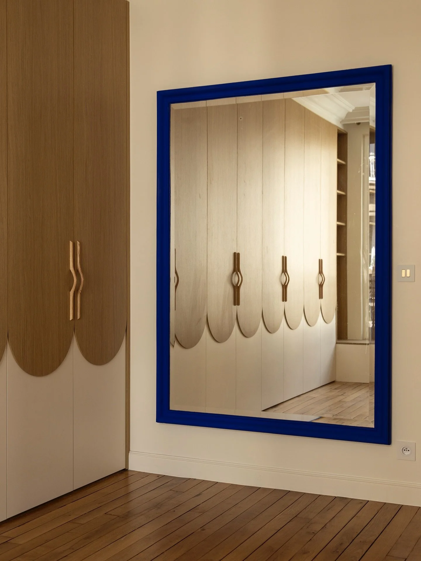 Avant / Apr&egrave;s &mdash; Projet L&eacute;on Cogniet.
Un projet sign&eacute; @cactusarchitecture , r&eacute;alis&eacute; par Aurelia R&eacute;novation. Menuiseries sur-mesure, miroir bleu encastr&eacute;, travail du ch&ecirc;ne : chaque d&eacute;t