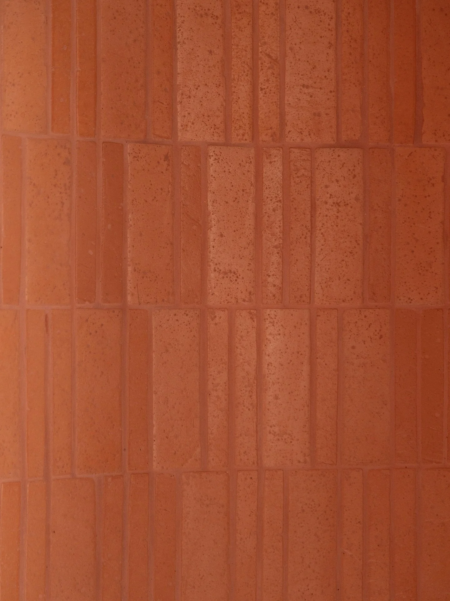 Zoom sur les d&eacute;tails salle de bain du projet L&eacute;on Cogniet.
Tomettes artisanales, robinetterie encastr&eacute;e et poign&eacute;es dessin&eacute;es sur-mesure : le soin du d&eacute;tail jusque dans l&rsquo;ombre de la niche.