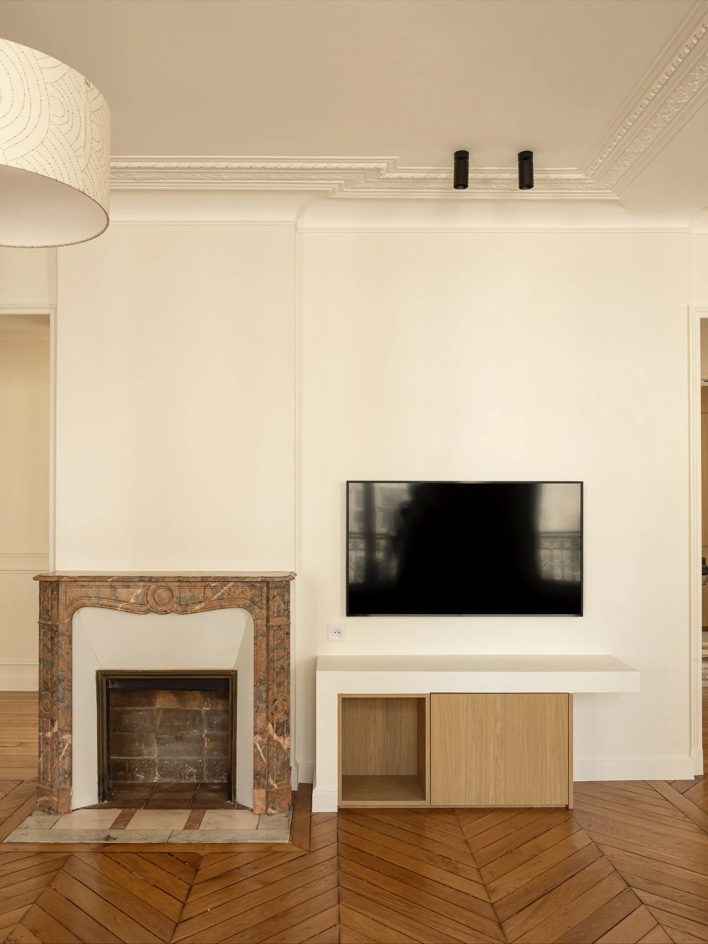 Avant / Après – projet Léon Cogniet
Dans ce salon haussmannien, les moulures ont été restaurées, la cheminée conservée et le mobilier intégré dessiné sur-mesure. Un projet me