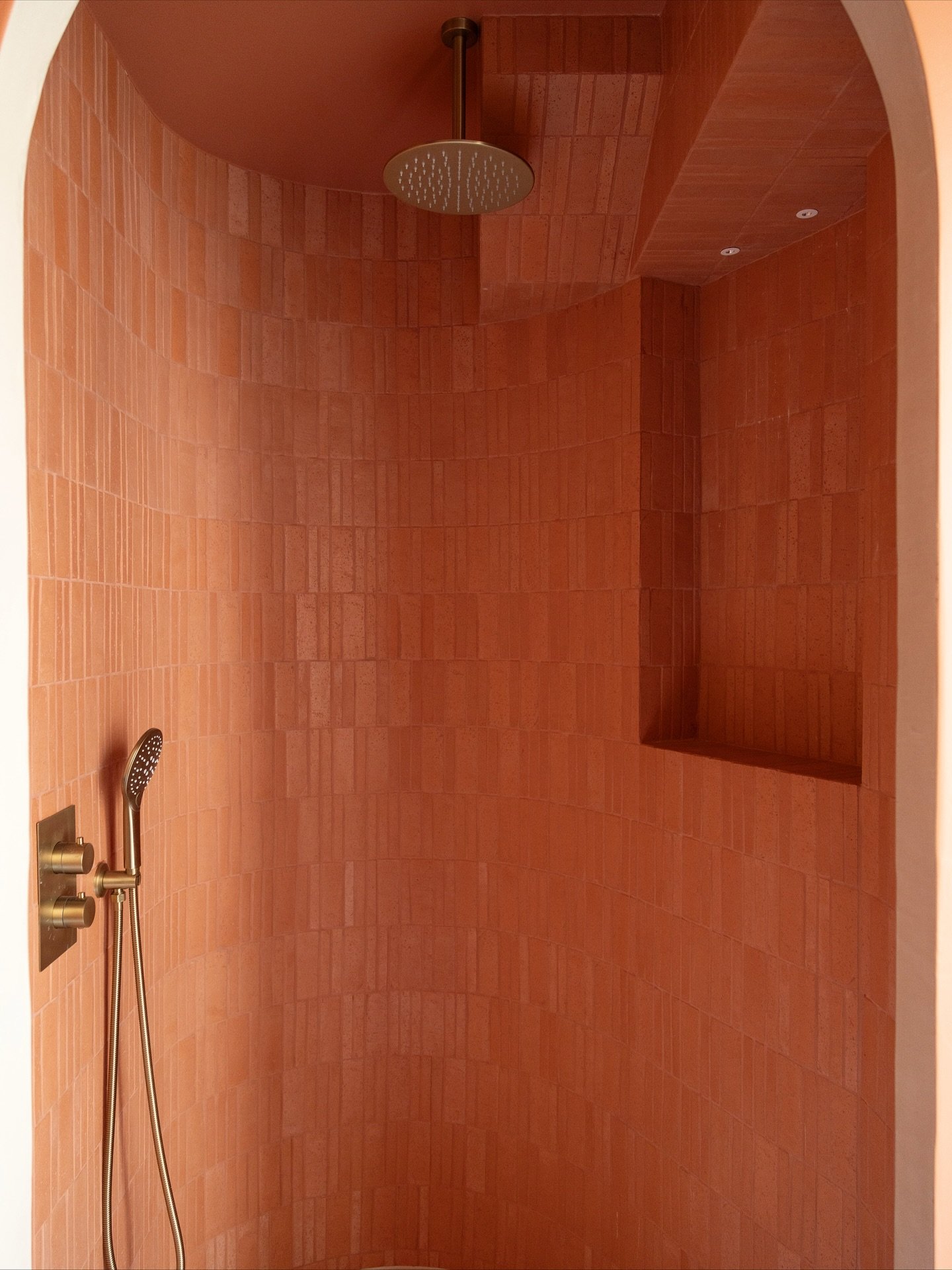 Avant / Apr&egrave;s &mdash; Salle de bain L&eacute;on Cogniet
Une nouvelle g&eacute;om&eacute;trie, un cama&iuml;eu d&rsquo;ocre et un espace enti&egrave;rement repens&eacute;.
Architecture : @cactusarchitecture 
Travaux : @aurelia_renovation 

#R&e