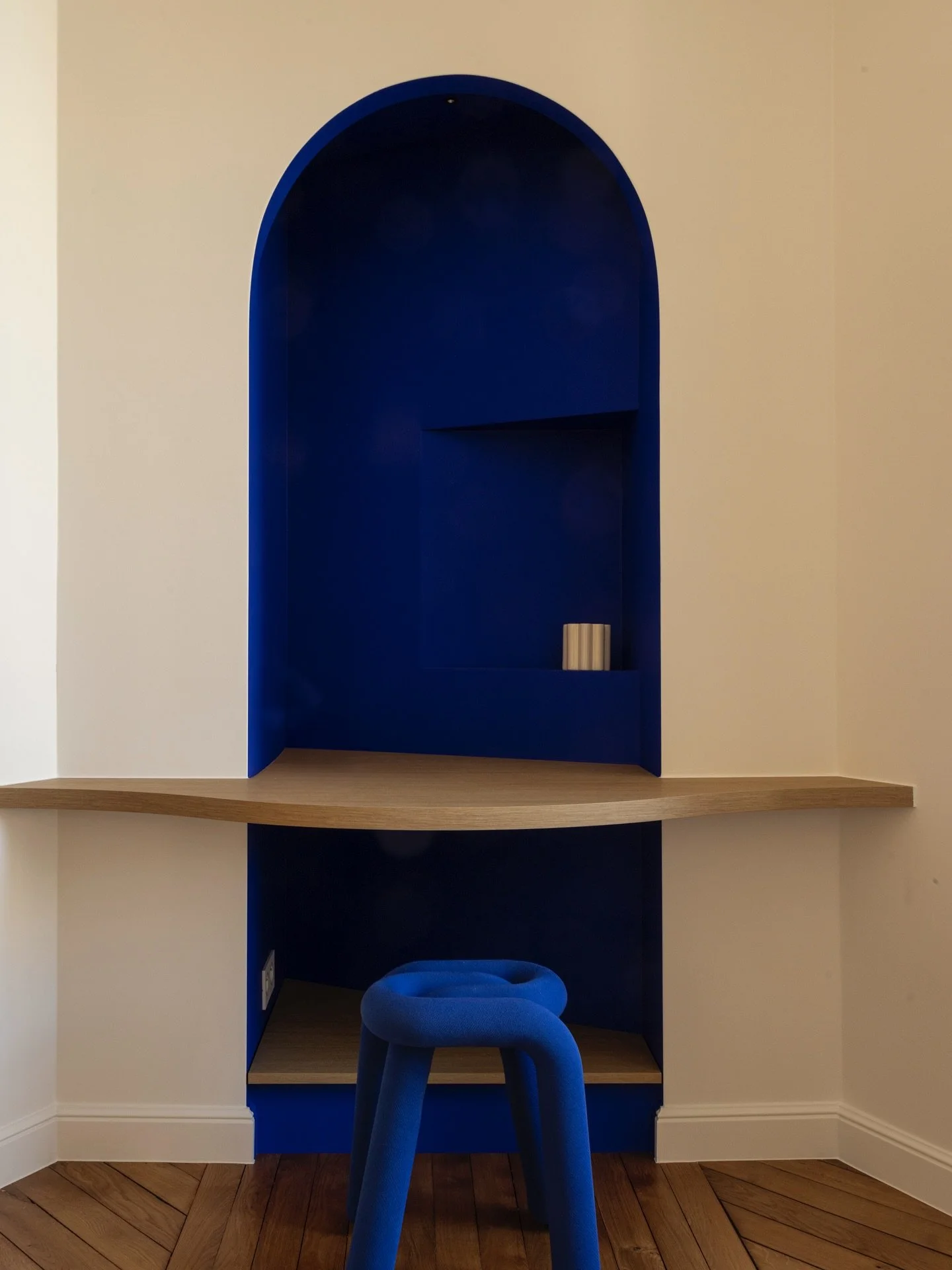 Un simple renfoncement transform&eacute; en coin bureau sur-mesure.
Avant/Apr&egrave;s d&rsquo;un espace pens&eacute; pour s&rsquo;int&eacute;grer parfaitement &agrave; l&rsquo;existant.
Projet L&eacute;on Cognet &mdash; 127 m&sup2; &agrave; Paris 17