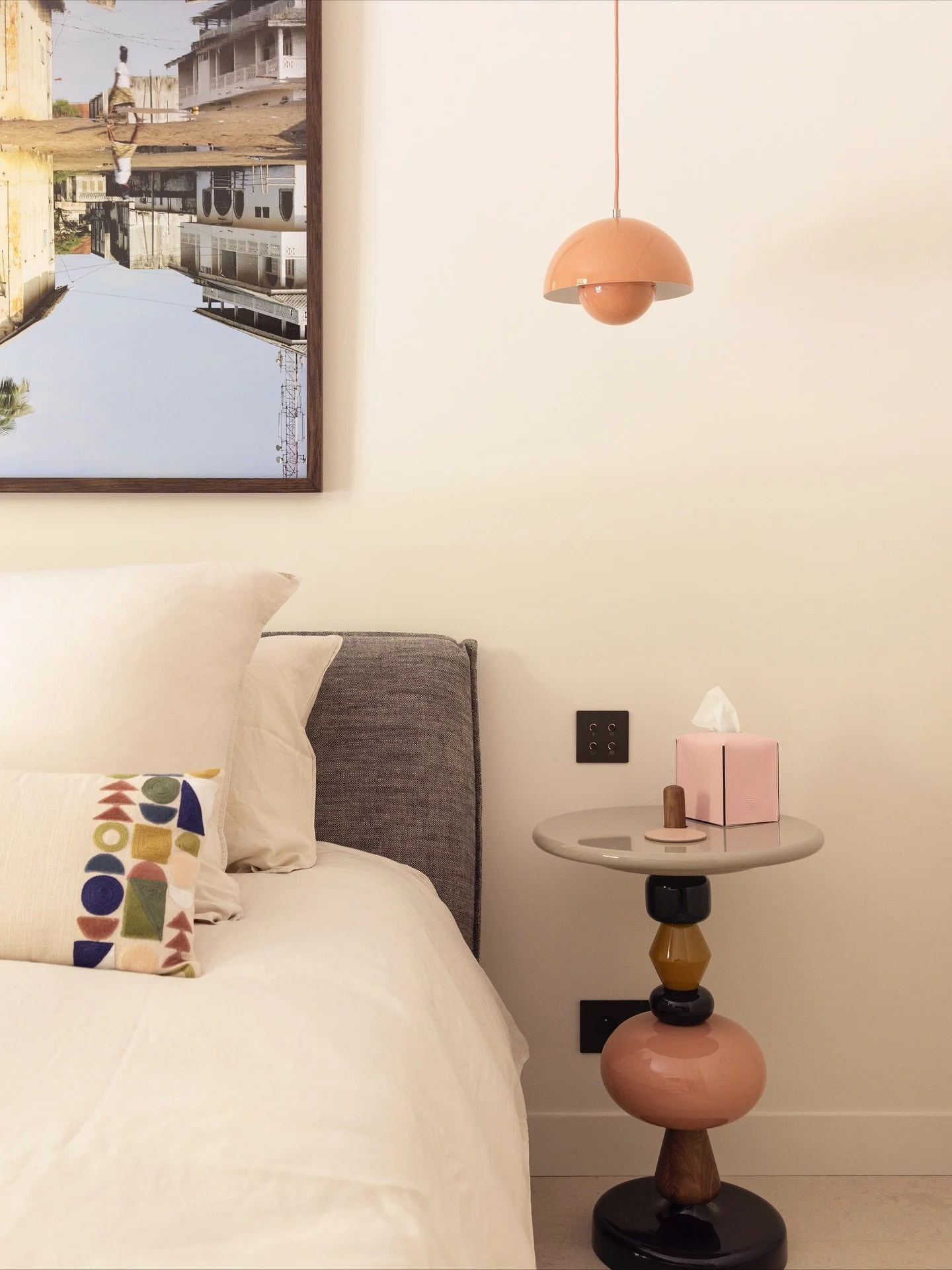 Projet Neuilly &mdash; Une chambre douce et graphique imagin&eacute;e par @sarahbenhamou.interior et r&eacute;alis&eacute;e par Aurelia R&eacute;novation.

#R&eacute;novationInt&eacute;rieure #Neuilly #architectureinterieure