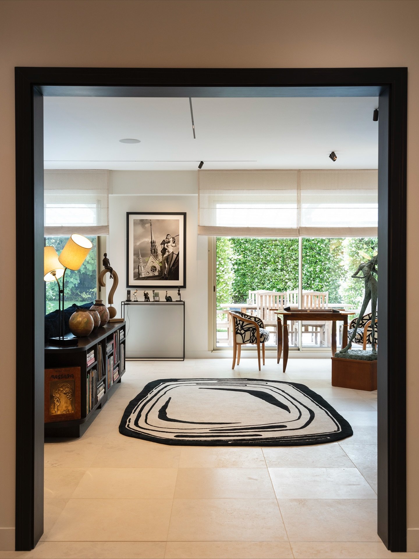 Avant / Apr&egrave;s &mdash; Projet Neuilly.
Un salon transform&eacute; avec une reprise compl&egrave;te des sols, des murs et des menuiseries.