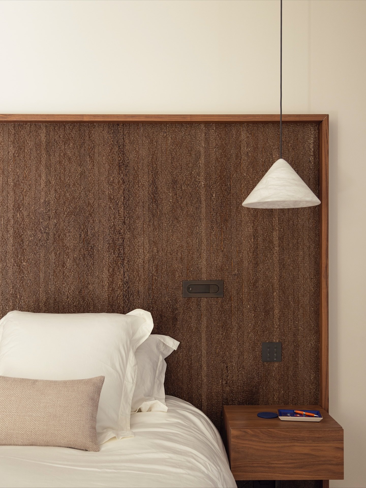 Chaleur du bois, textures brutes et lignes graphiques.
Dans cette chambre du projet Neuilly, @sarahbenhamou.interior a dessin&eacute; un univers sobre et &eacute;l&eacute;gant, sublim&eacute; par des mat&eacute;riaux nobles. R&eacute;alisation par Au