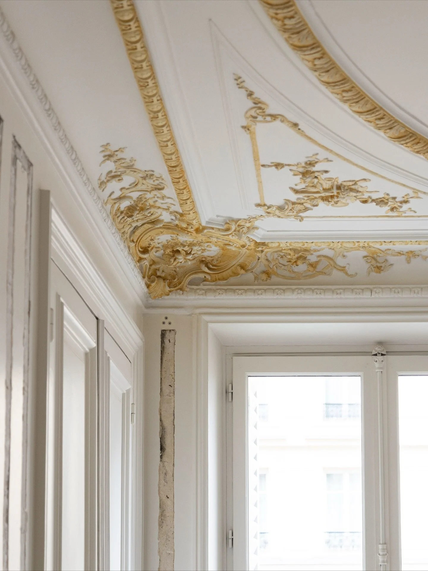 Plafonds moulur&eacute;s, boiseries anciennes, lumi&egrave;re naturelle traversante.
Le chantier Luxembourg pr&eacute;serve l&rsquo;&acirc;me du lieu tout en accueillant une transformation compl&egrave;te.
Projet en collaboration avec @studio.castill