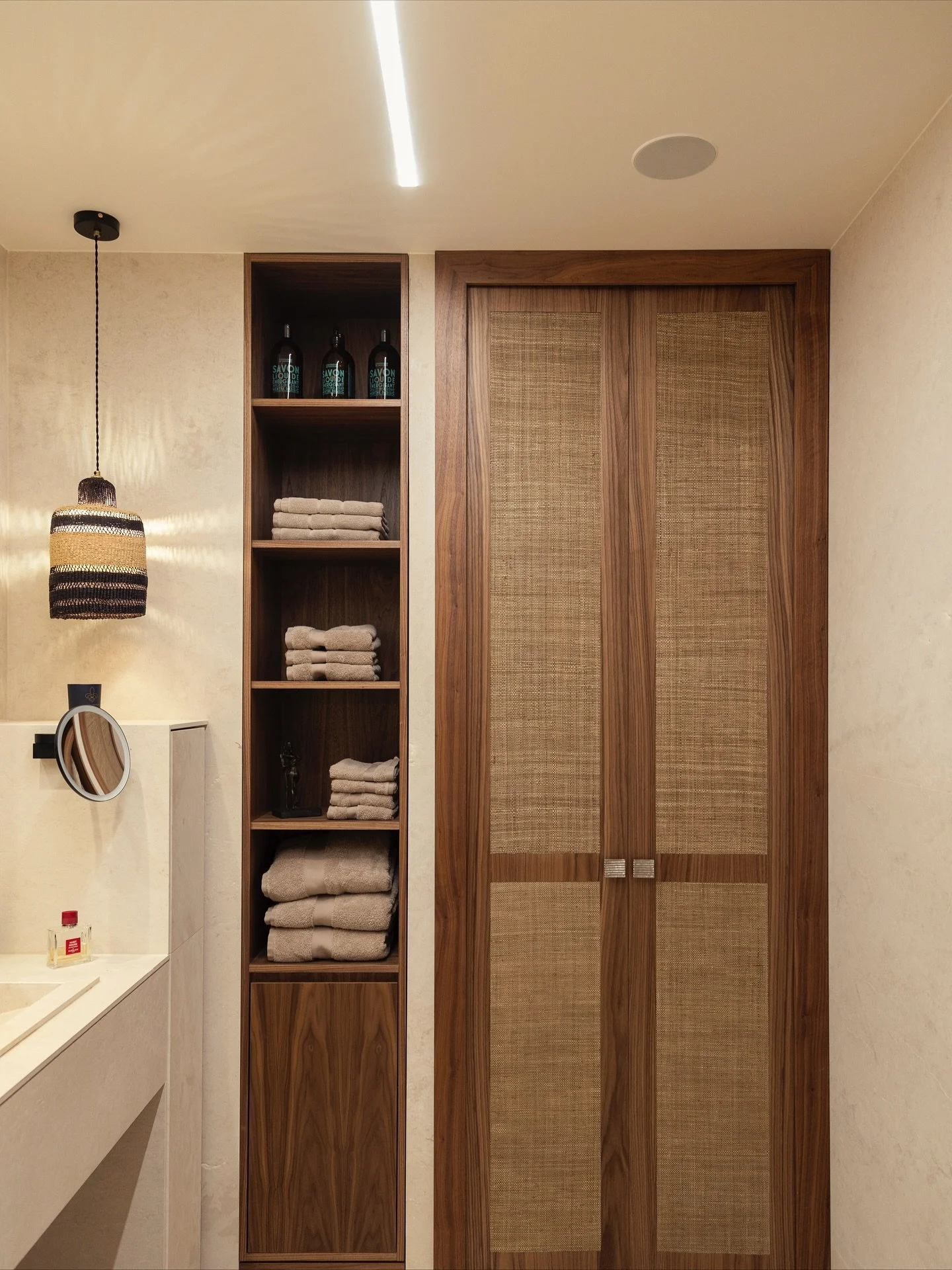 D&eacute;tails salle de bain &mdash; Projet Neuilly.
Placards en noyer et cannage, niches ouvertes et &eacute;clairage doux.
Chaque &eacute;l&eacute;ment a &eacute;t&eacute; pens&eacute; pour combiner chaleur, fonctionnalit&eacute; et textures nature