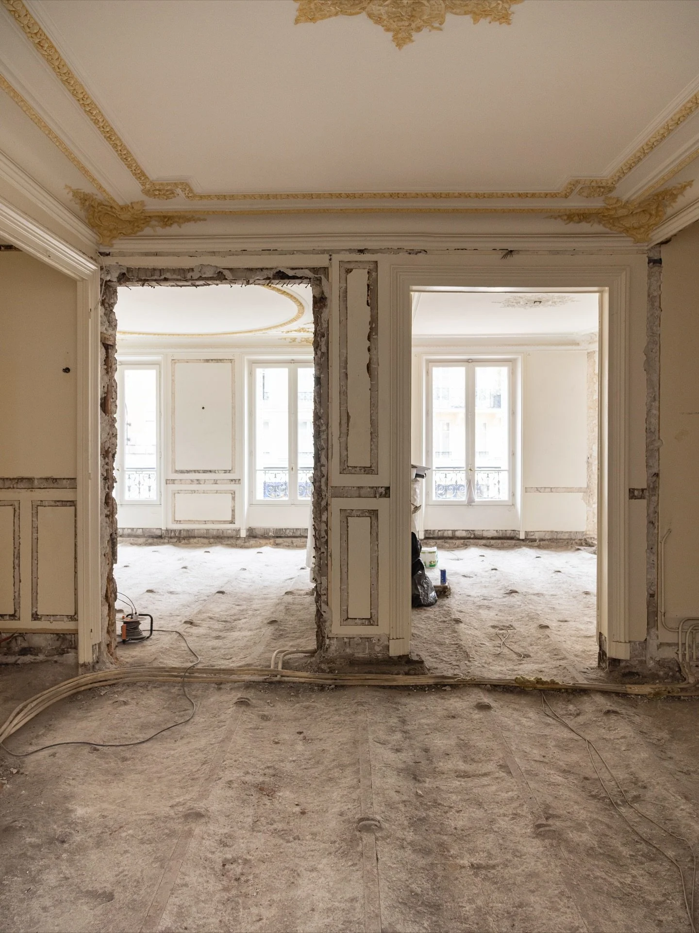 Volumes mis &agrave; nu sur le projet Luxembourg.
Un chantier minutieux orchestr&eacute; avec @studio.castille pour r&eacute;v&eacute;ler tout le potentiel de l&rsquo;existant.

#chantierparis #r&eacute;novation #architectureint&eacute;rieure