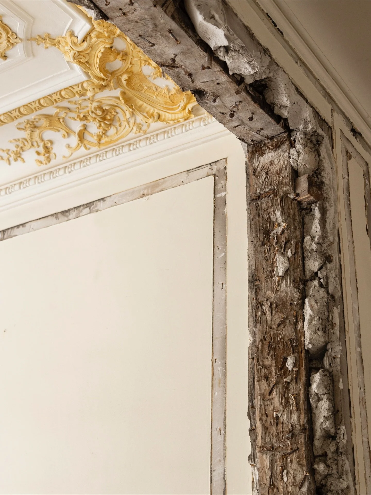 Ici, on travaille au millim&egrave;tre.
Le projet Luxembourg allie gestes pr&eacute;cis et respect du patrimoine.

 #renovationParis #architectureinterieure  #savoirfaire