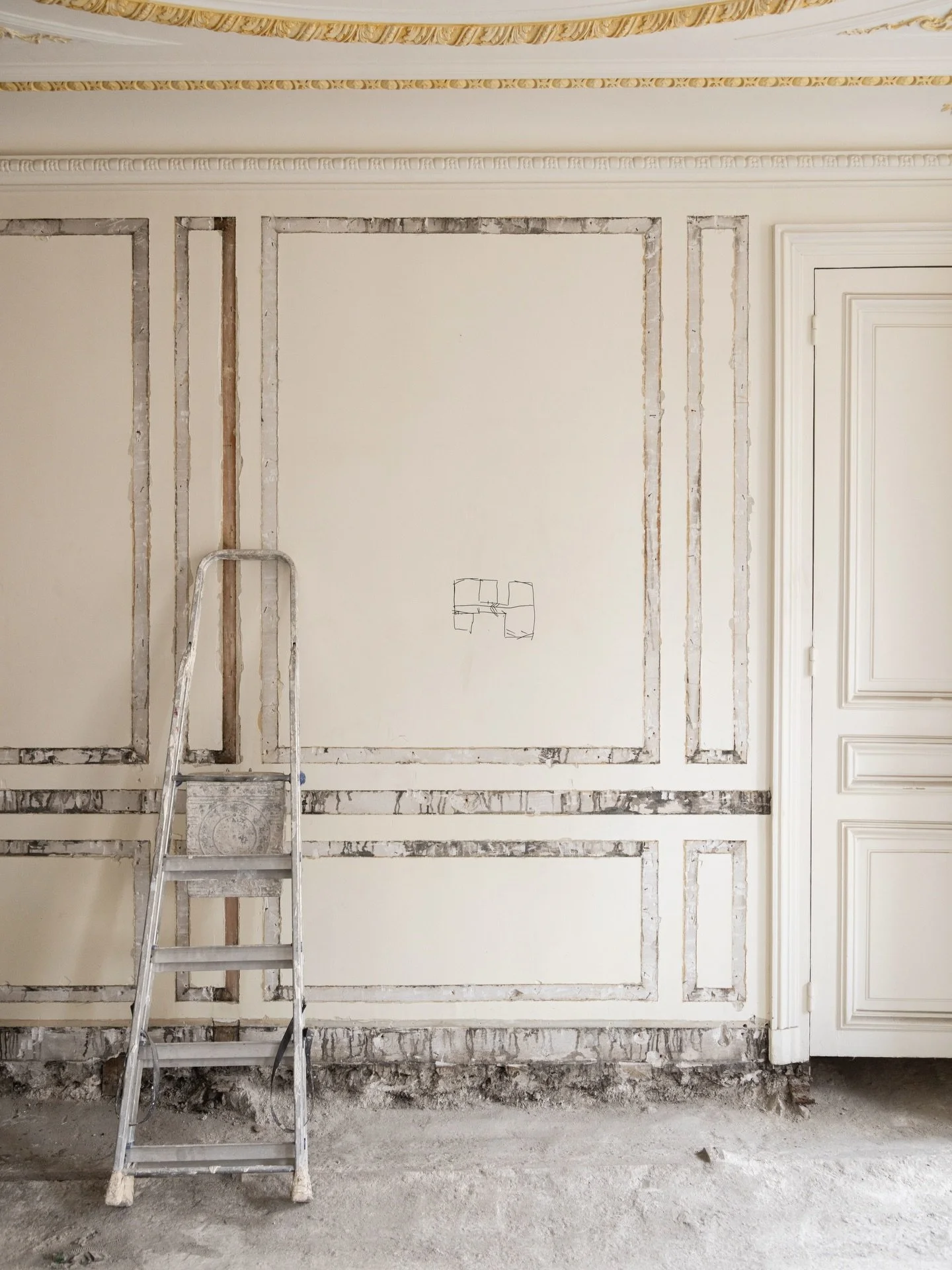 Travaux en cours sur ce bel appartement parisien. Ouvertures, r&eacute;seaux, restauration des moulures&hellip; chaque &eacute;tape pr&eacute;pare le terrain pour r&eacute;v&eacute;ler l&rsquo;intention architecturale imagin&eacute;e par @studio.cast