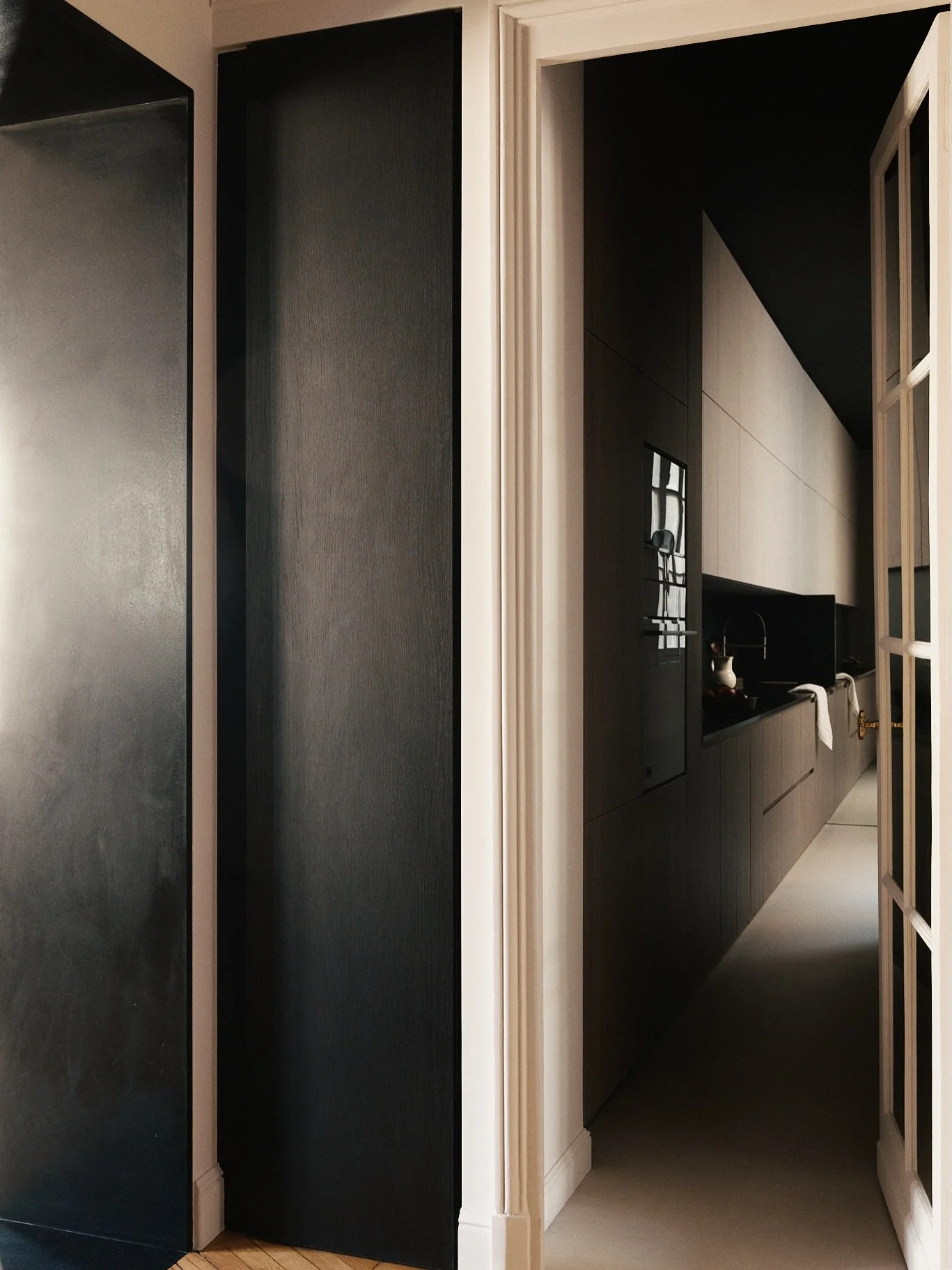 D&eacute;tails du couloir pour ce projet situ&eacute; dans le 16eme arrondissement r&eacute;alis&eacute; avec les architectes @maison_aetg . Contrastes, lignes &eacute;pur&eacute;es et travail millim&eacute;tr&eacute; des mati&egrave;res : chaque &ea