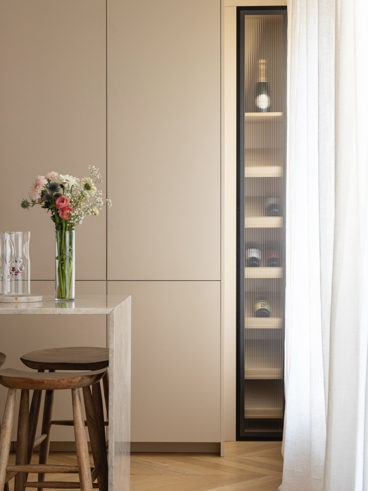 Cuisine du projet Neuilly, con&ccedil;ue avec @sarahbenhamou.interior . Palette douce, lignes &eacute;pur&eacute;es et rangements int&eacute;gr&eacute;s : un espace pens&eacute; pour la fluidit&eacute; et le confort du quotidien.