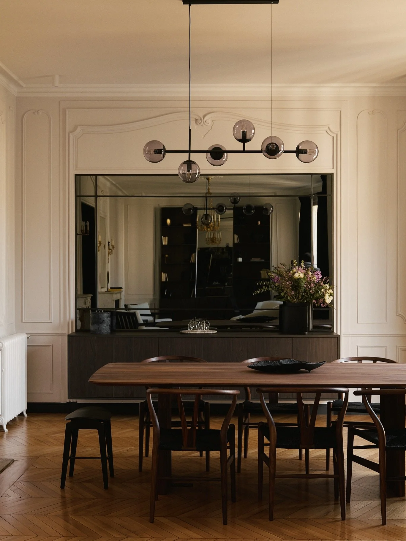 Focus sur la salle &agrave; manger de ce projet Paris 16 avec @maison_aetg . Travail des volumes, &eacute;quilibre des mati&egrave;res et mise en sc&egrave;ne de la lumi&egrave;re pour r&eacute;v&eacute;ler un espace sobre et affirm&eacute;.

📷 : @o