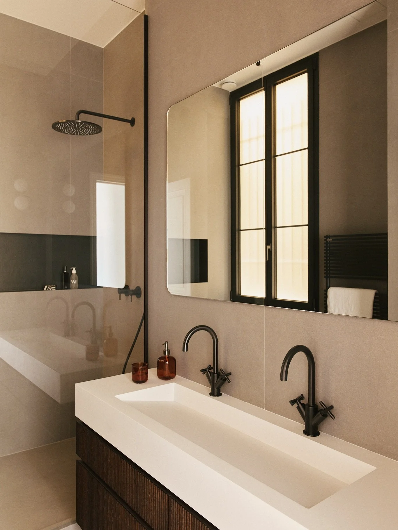 Salle de bain du projet Paris 16. Un ensemble minimal, port&eacute; par des lignes nettes, une palette douce et des d&eacute;tails contrast&eacute;s imagin&eacute;s avec @maison_aetg .

📷 : @oracle_paris