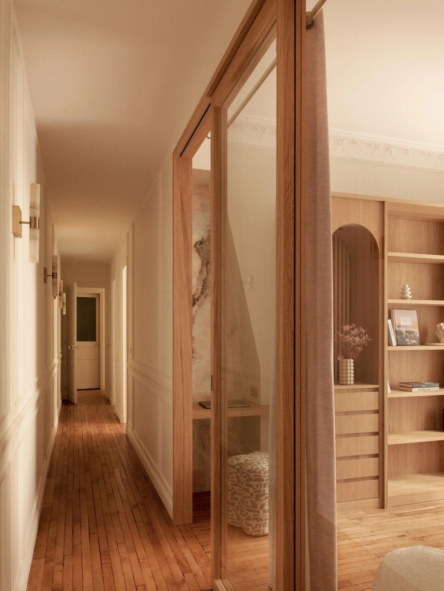 Projet Bourdonnais &ndash; Paris 7e
Dans cet appartement haussmannien, le couloir a &eacute;t&eacute; transform&eacute; pour devenir un v&eacute;ritable axe structurant, ponctu&eacute; d&rsquo;une paroi vitr&eacute;e en ch&ecirc;ne sur-mesure qui cr&