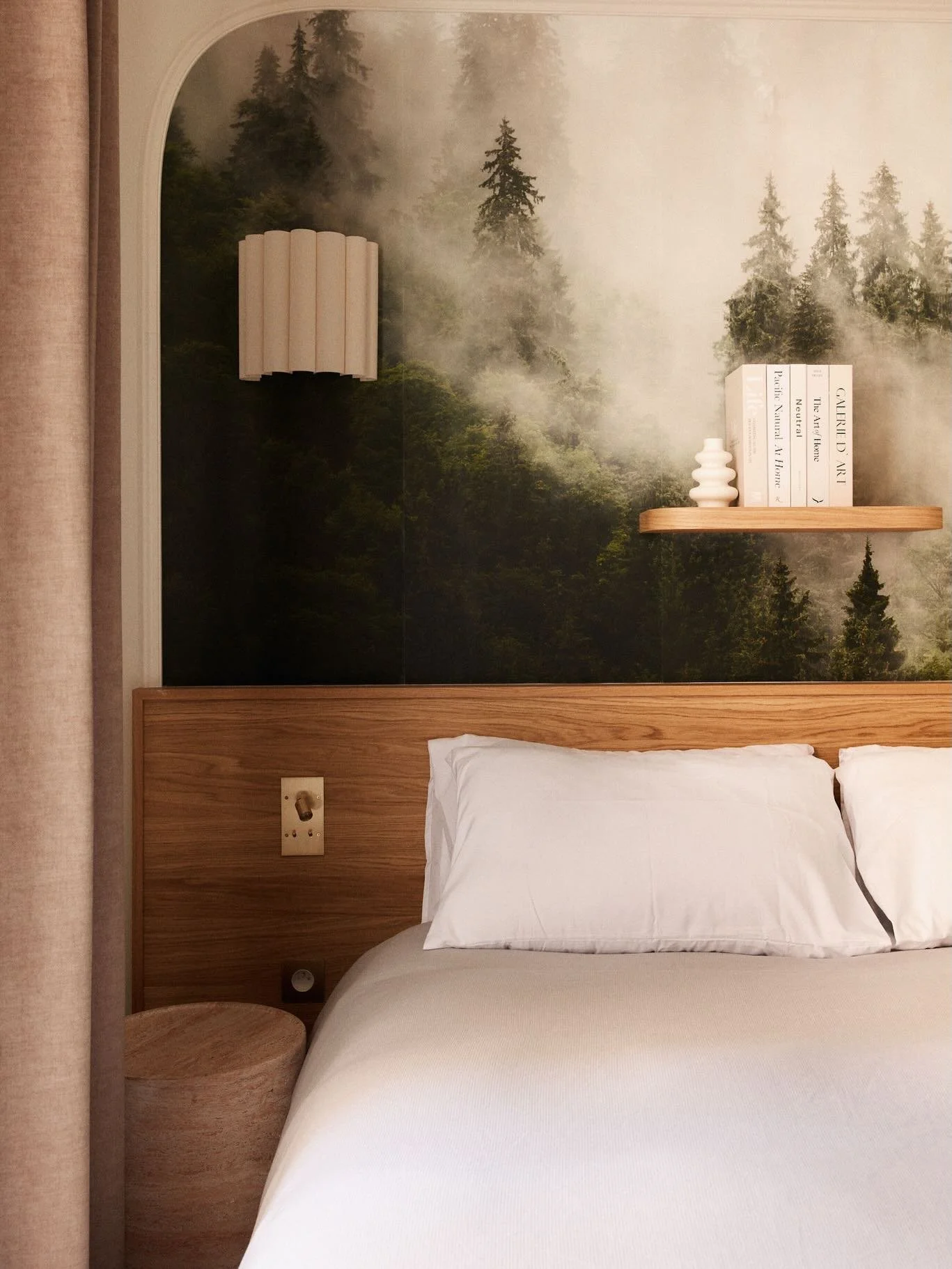 Une chambre pens&eacute;e comme un refuge, entre bois massif et papier peint panoramique.
Dans ce projet sign&eacute; @maison_e2ms, chaque &eacute;l&eacute;ment contribue &agrave; cr&eacute;er une atmosph&egrave;re feutr&eacute;e et apaisante, sans j