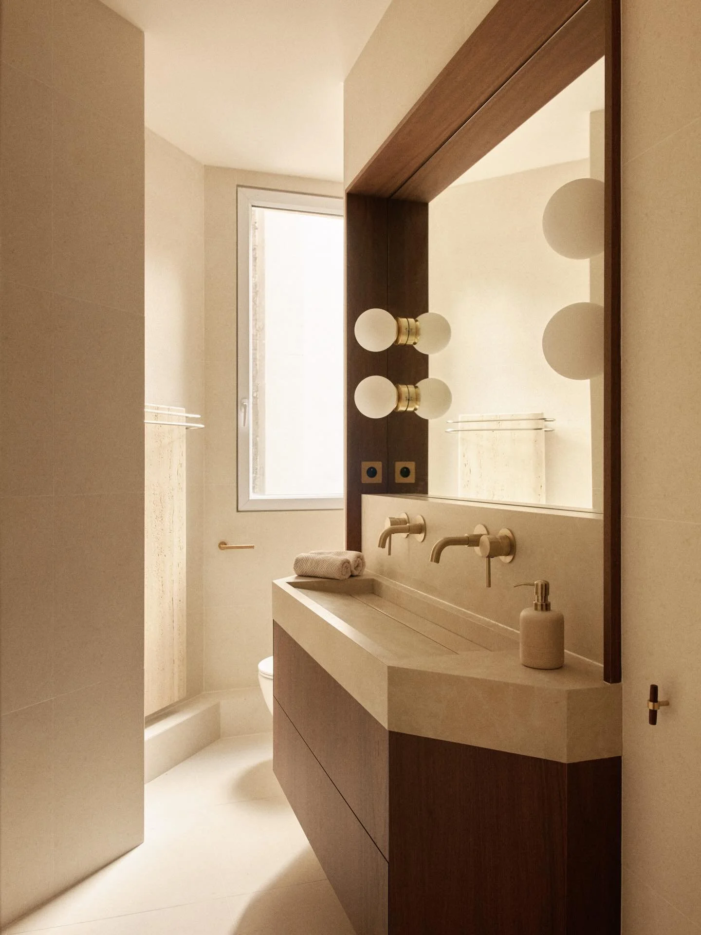 Un espace compact, transform&eacute; avec pr&eacute;cision.
Dans cette salle de bain du projet Bourdonnais, Aurelia R&eacute;novation a su donner forme aux id&eacute;es de @maison_e2ms gr&acirc;ce &agrave; un travail sur les assemblages et les mat&ea