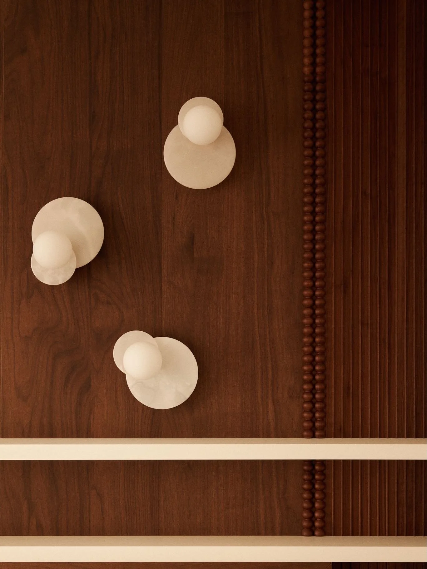 Dans la master bedroom du projet Bourdonnais, chaque d&eacute;tail compte.
Les menuiseries sur-mesure r&eacute;alis&eacute;es par @Aureliarenovation traduisent avec justesse les choix de @maison_e2ms : gorges verticales, perles sculpt&eacute;es, pann