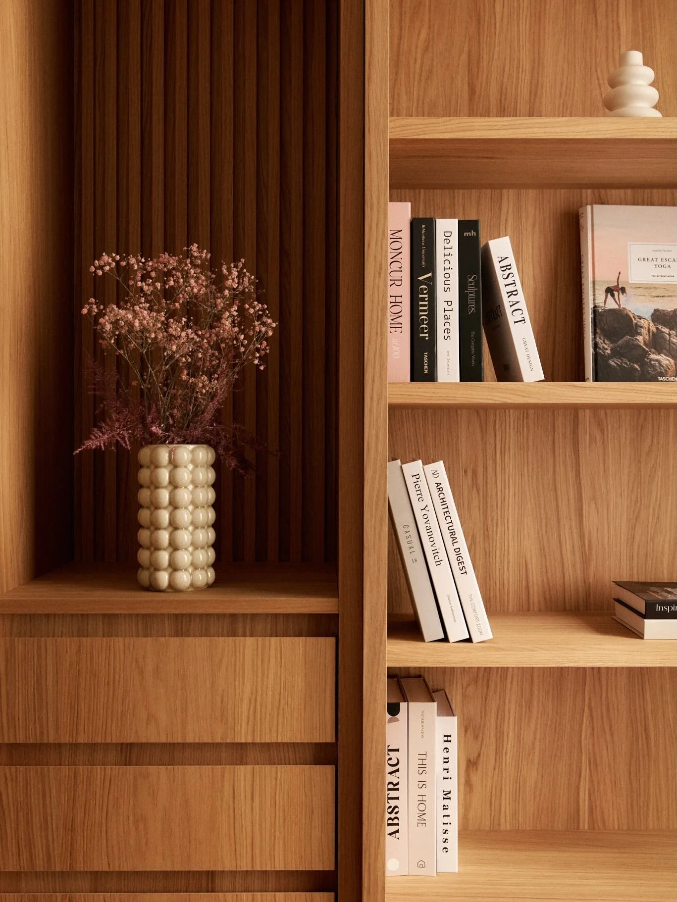 Biblioth&egrave;que sur-mesure en ch&ecirc;ne clair, r&eacute;alis&eacute;e par Aurelia R&eacute;novation pour le projet Bourdonnais design&eacute; par @maison_e2ms. Jeux de textures, alternance de pleins et de vides, finitions soign&eacute;es : un m