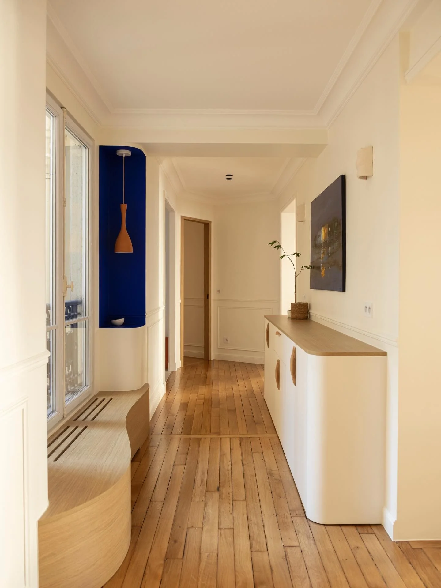 Dans ce couloir parisien revisit&eacute;, @CactusArchitecture dessine un mobilier sculptural tout en courbes, pens&eacute; sur-mesure pour s&rsquo;int&eacute;grer parfaitement au volume haussmannien. Entre banquette, console et alc&ocirc;ve, chaque &