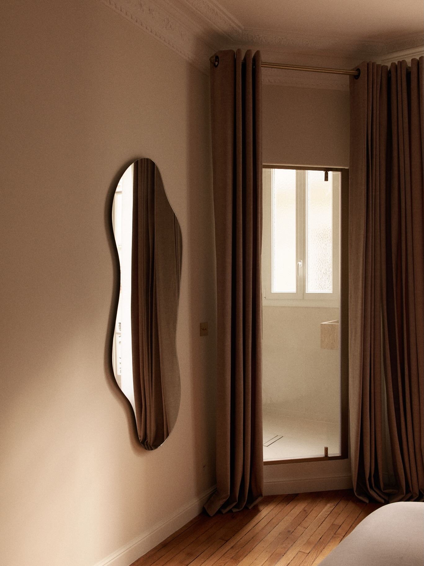 Dans la suite parentale du projet Bourdonnais, @maison_e2ms a pens&eacute; une salle de bain attenante &agrave; la fois fonctionnelle et apaisante. Aurelia R&eacute;novation a pris en charge l&rsquo;ensemble : niche en pierre naturelle, robinetterie 