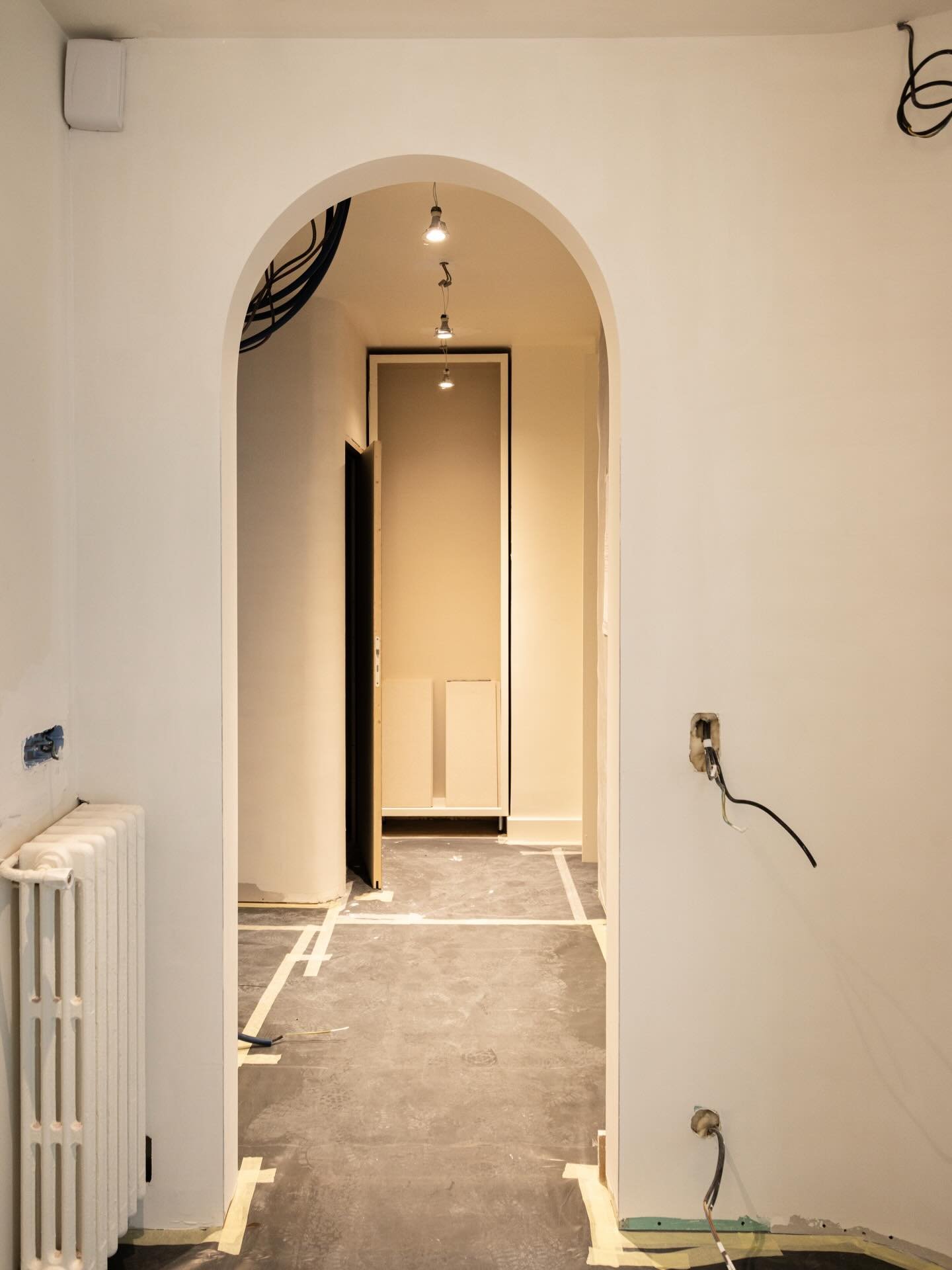 D&eacute;but de chantier &agrave; Saint-Germain avec @studiomcarchitecture. Cr&eacute;ation d&rsquo;une arche sur-mesure, pr&eacute;paration des &eacute;clairages et pose de l&rsquo;enduit : chaque &eacute;tape est suivie de pr&egrave;s par notre &ea